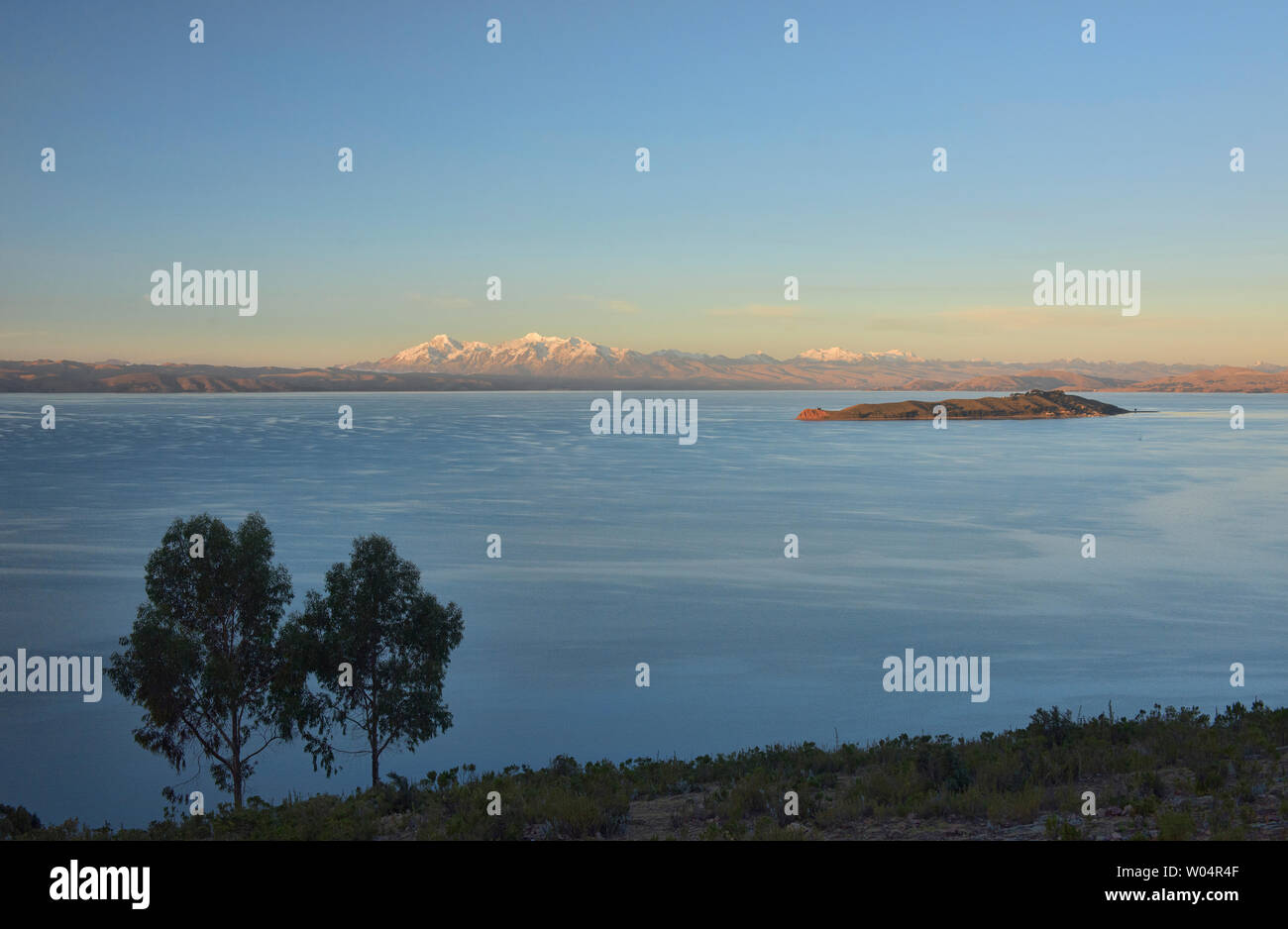 Vista di tutta la Cordillera Real e Isla de la Luna al tramonto sul lago Titicaca, Isla del Sol, Bolivia Foto Stock