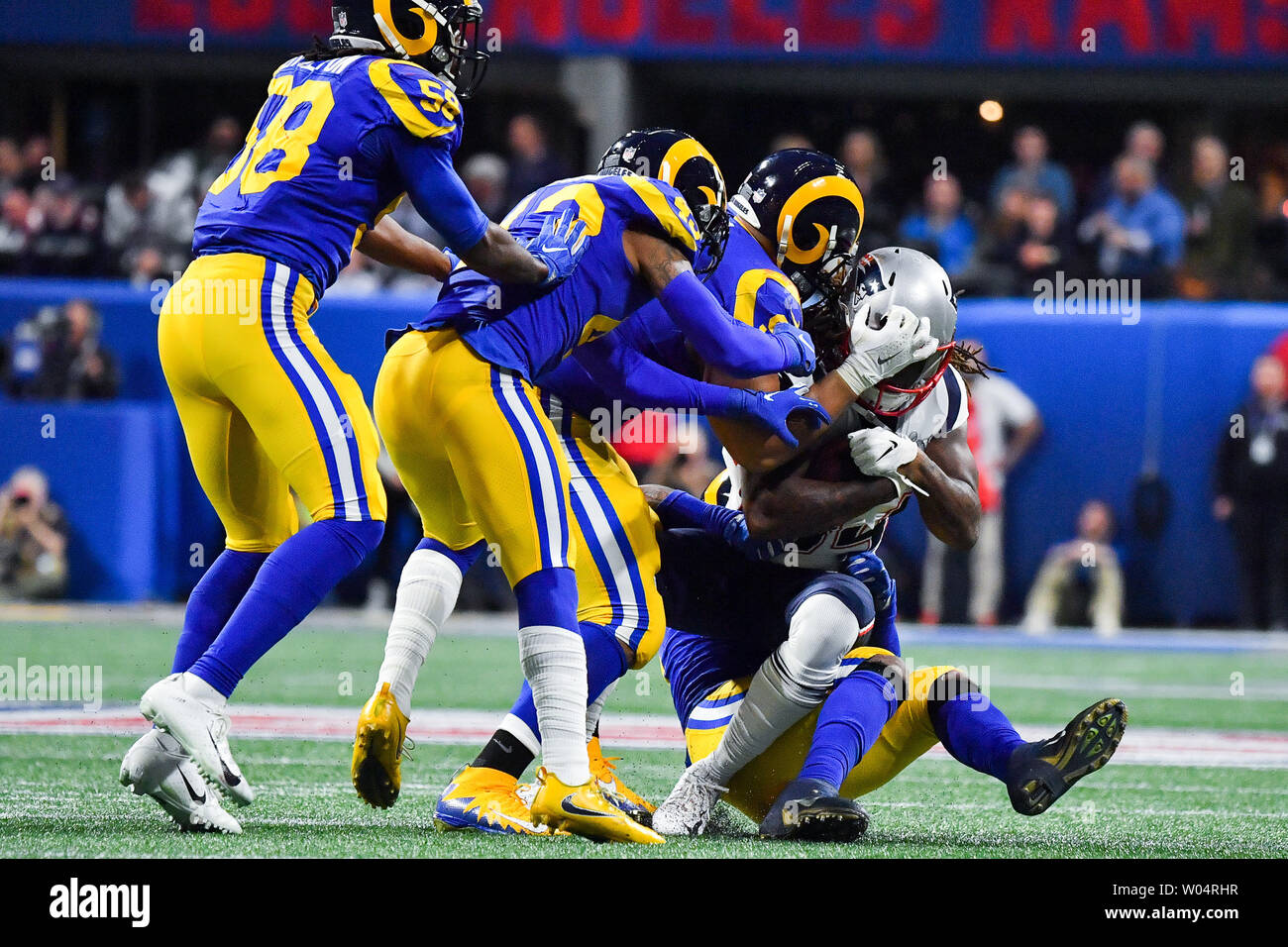 New England Patriots wide receiver Cordarrelle Patterson (84) viene affrontato da una gang di Los Angeles Rams giocatori su un ricevimento nel secondo trimestre del Super Bowl LIII al Mercedes-Benz Stadium il 3 febbraio 2019 in Atlanta. Foto di Kevin Dietsch/UPI Foto Stock