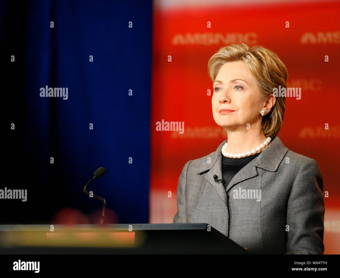 Il senatore Hillary Rodham Clinton (D-NY) è di fatto la prima domanda del partito democratico dibattito tenutosi nel campus di South Carolina l'Università Statale a Orangeburg, Carolina del Sud, 26 aprile 2007. (UPI foto/David Allio) Foto Stock