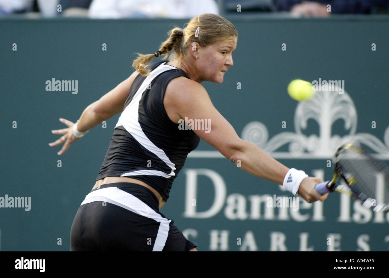 Dinara Safina della Russia raggiunge per il rovescio sparato contro Tatiana GOLOVIN della Francia nei quarti di finale della Family Circle Cup il torneo di tennis a Charleston, Carolina del Sud il 13 aprile 2007. (UPI foto/nellâ Redmond) Foto Stock