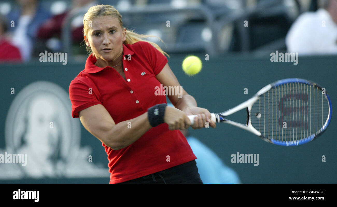 Tatiana GOLOVIN di Francia colpi di rovescio sparato contro Dinara Safina della Russia nei quarti di finale della Family Circle Cup il torneo di tennis a Charleston, Carolina del Sud il 13 aprile 2007. (UPI foto/nellâ Redmond) Foto Stock