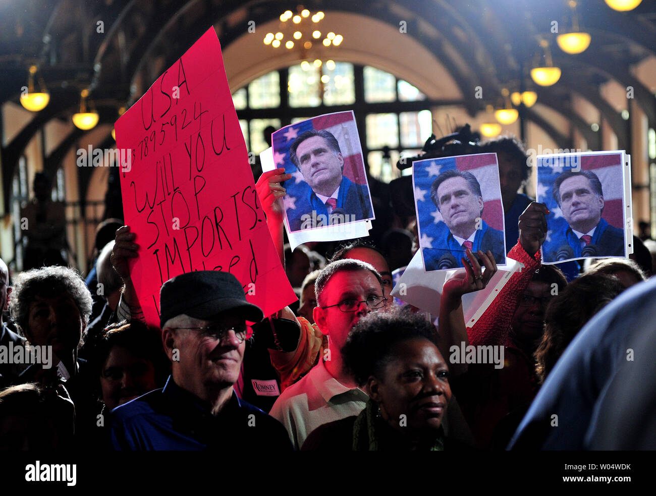 I membri del pubblico possono contenere fino segni in un rally per il candidato presidenziale repubblicano Mitt Romney a Winthrop University in Rock Hill, Carolina del Sud il 18 gennaio 2012. Carolina del Sud terrà il principale su Sabato, 21 gennaio. UPI/Kevin Dietsch Foto Stock