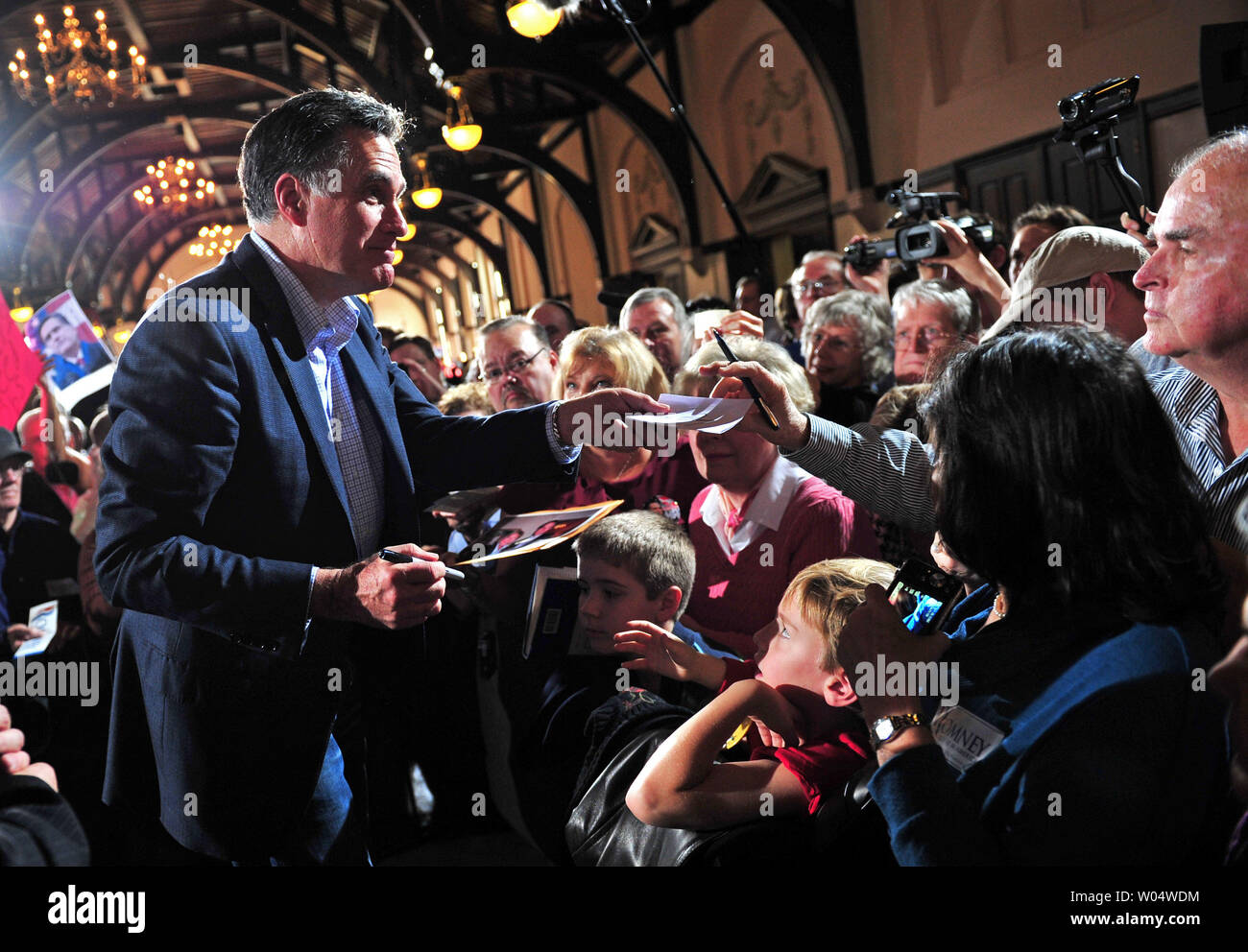 Candidato presidenziale repubblicano Mitt Romney saluta i sostenitori in un rally a Winthrop University in Rock Hill, Carolina del Sud il 18 gennaio 2012. Carolina del Sud terrà il principale su Sabato, 21 gennaio. UPI/Kevin Dietsch Foto Stock