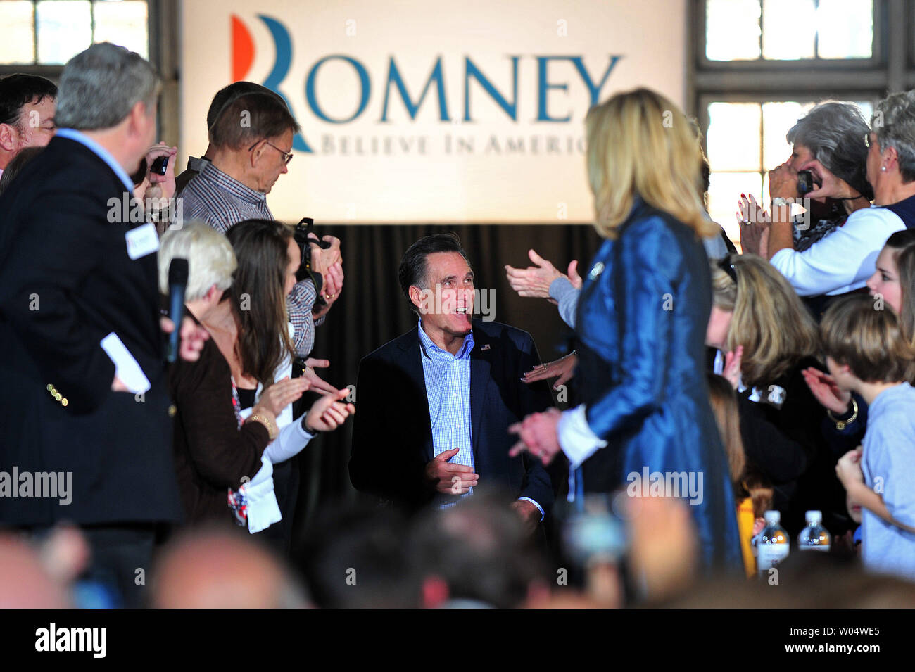 Candidato presidenziale repubblicano Mitt Romney prende la tappa in un rally a Winthrop University in Rock Hill, Carolina del Sud il 18 gennaio 2012. Carolina del Sud terrà il principale su Sabato, 21 gennaio. UPI/Kevin Dietsch Foto Stock