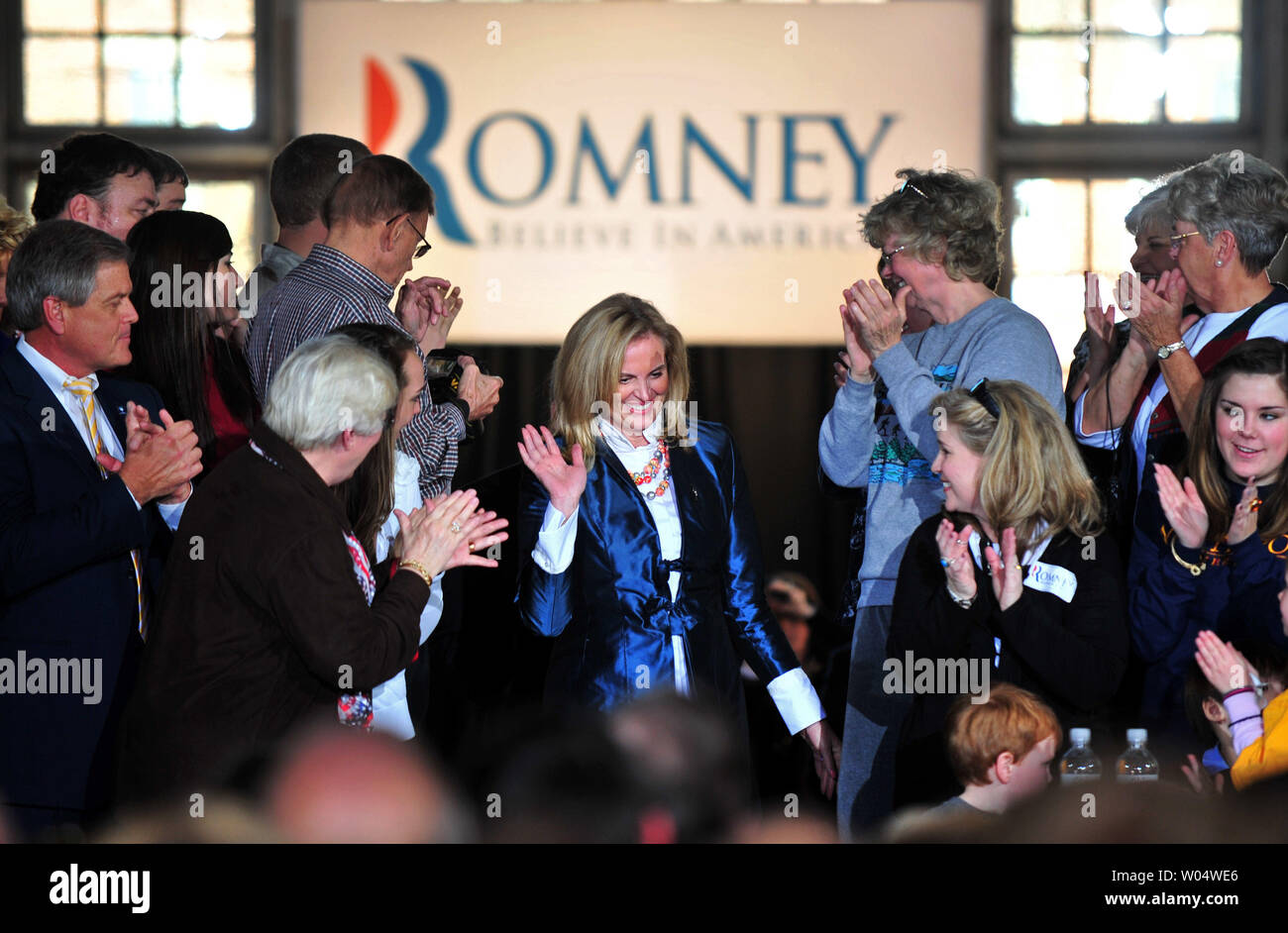 Candidato presidenziale repubblicano Mitt Romney moglie Ann prende la tappa in un rally a Winthrop University in Rock Hill, Carolina del Sud il 18 gennaio 2012. Carolina del Sud terrà il principale su Sabato, 21 gennaio. UPI/Kevin Dietsch Foto Stock