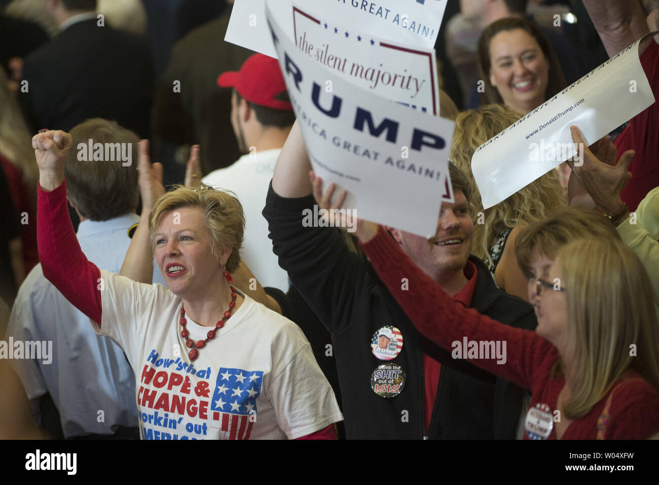 I sostenitori del repubblicano speranzoso presidenziale Donald Trump allegria durante Trump's South Carolina Primary notte elezione nel rally di Spartanburg, Carolina del Sud il 20 febbraio 2016. Foto di Kevin Dietsch/UPI Foto Stock