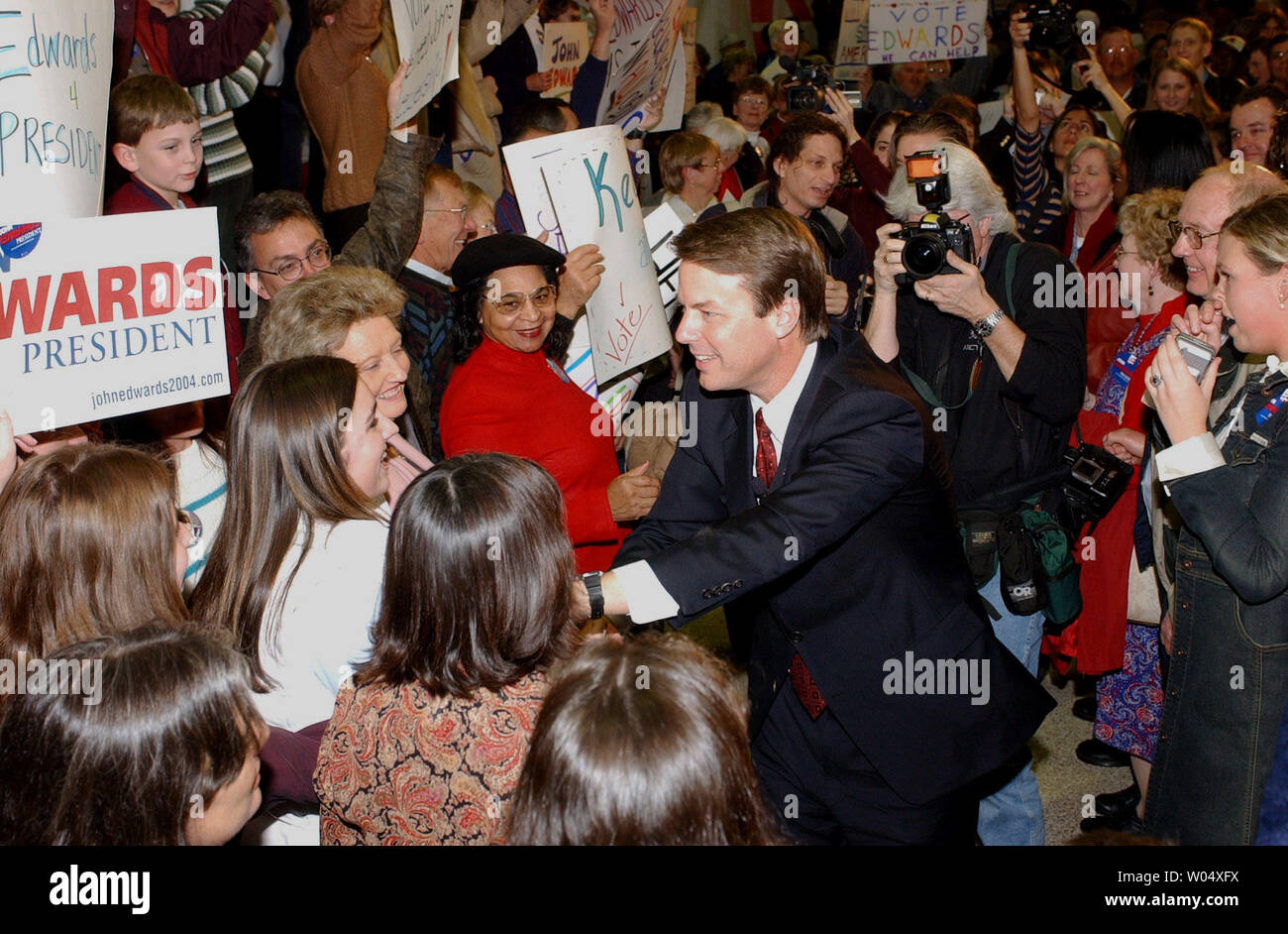 Il Senatore John Edwards, lavora la sua città natale folla a portare a casa il Rally su Lunedi, 2 febbraio 2004, Seneca, Carolina del Sud. (UPI foto/David Allio) Foto Stock