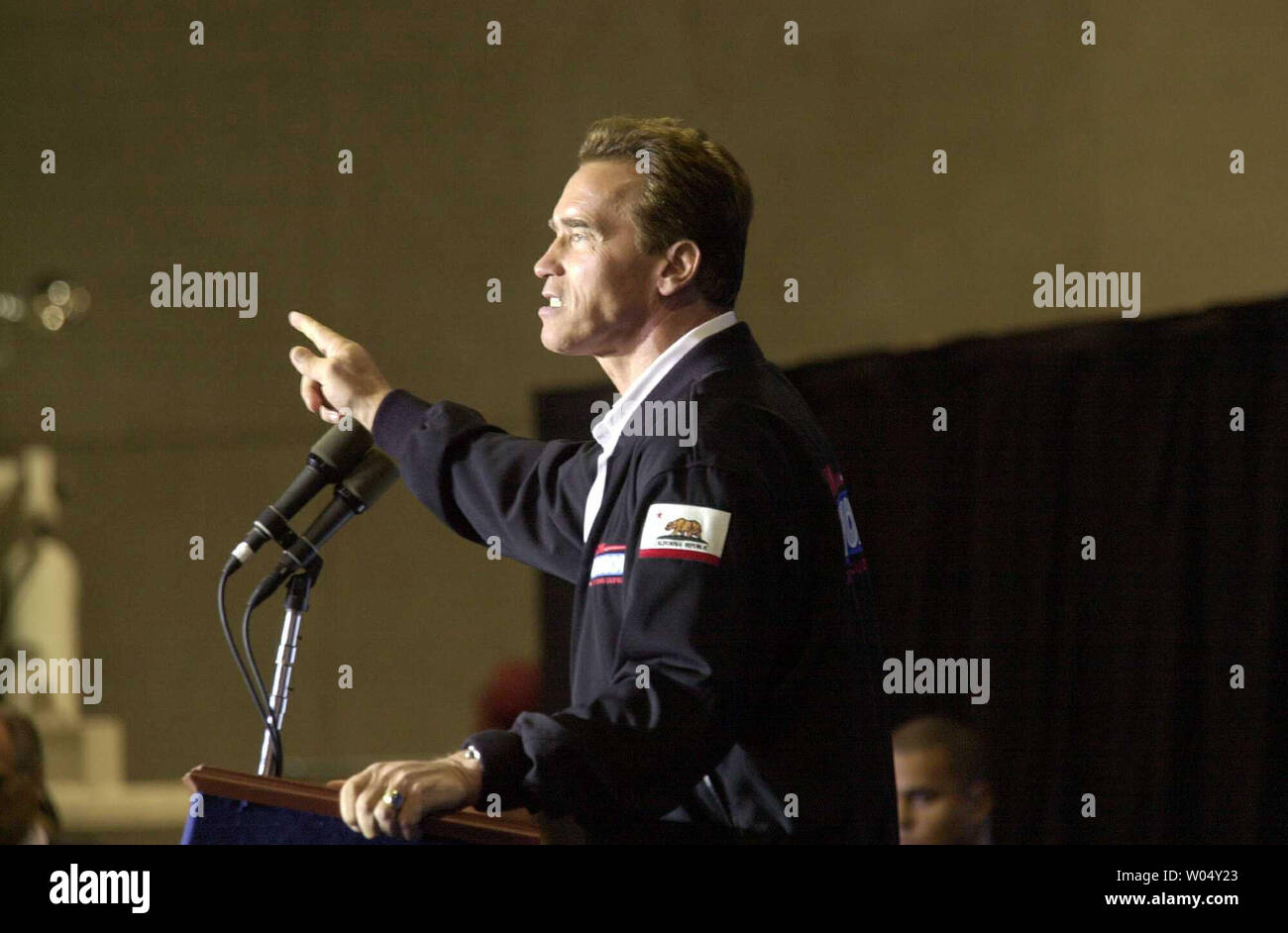 Gubernatorial front runner Arnold Schwarzenegger parla a un veramente, 2 ottobre 2003 a San Diego, California, per il dato dei calci a fuori di una quattro giorni di tour in autobus attraverso lo stato negli ultimi giorni della campagna di richiamo. Schwarzenegger equitazione in un pullman battezzata "uomo che corre ' renderà la campagna si arresta in corrispondenza di varie città della California che termina nel Sacramento la capitale dello stato un giorno prima delle elezioni il 7 ottobre. (UPI/EARL S. CRYER) Foto Stock