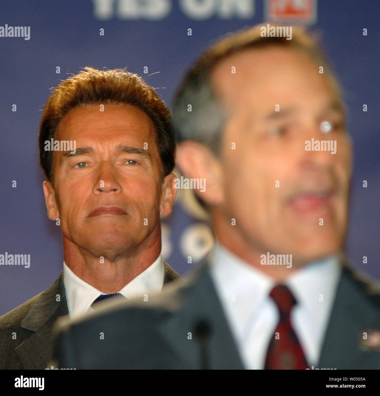 Il governatore della California Arnold Schwarzenegger (fondo) ascolta il Segretario di istruzione Alan Bersin e altri educatori di parlare, 3 novembre 2005, circa Proposizione 74, l'anti-insegnante conduzione iniziativa nel corso di una conferenza stampa tenutasi a San Diego, California. Schwarzenegger è in viaggio lo Stato cerca di ottenere il sostegno di tutti la sua proposta, che sono visti come negativi e che non riescono a reinviato sondaggi. (UPI foto/Earl S. Cryer) Foto Stock