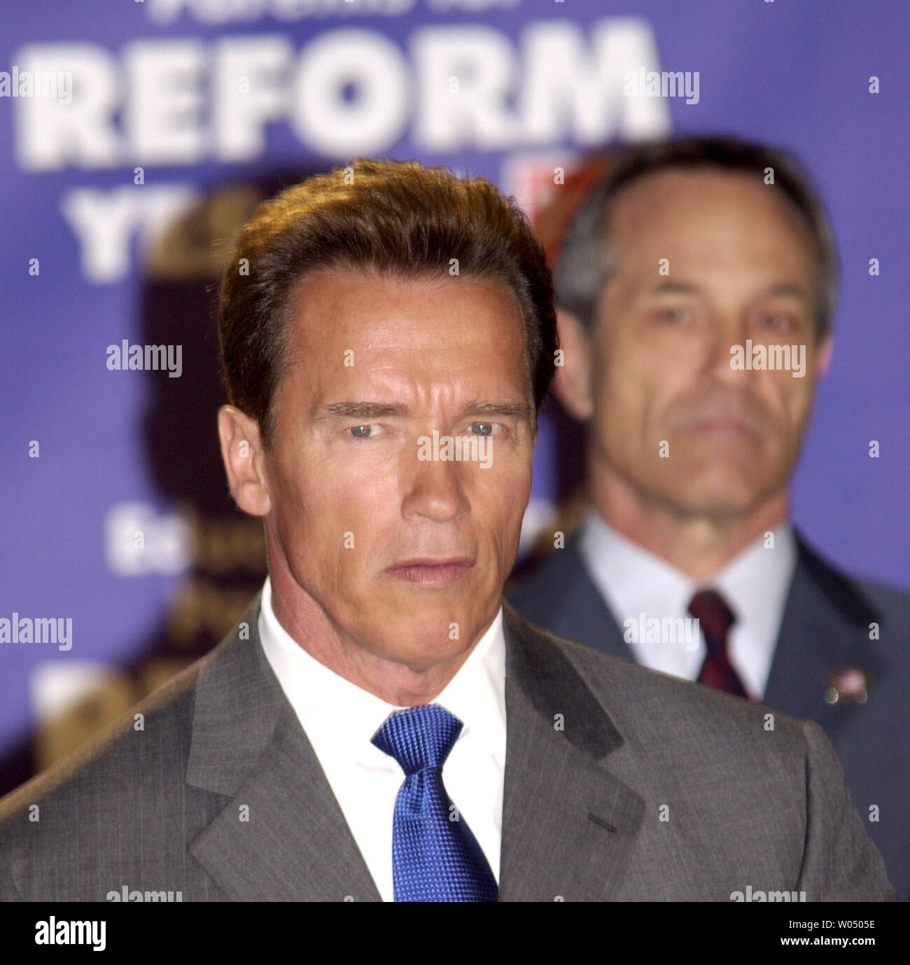 Il governatore della California Arnold Schwarzenegger lungo il segretario di istruzione Alan Bersin (fondo) e altri educatori di stato parlare, 3 novembre 2005, circa Proposizione 74, l'anti-insegnante conduzione iniziativa nel corso di una conferenza stampa tenutasi a San Diego, California. Schwarzenegger è in viaggio lo Stato cerca di ottenere il sostegno di tutti la sua proposta, che sono visti come negativi e che non riescono a reinviato sondaggi. (UPI foto/Earl S. Cryer) Foto Stock