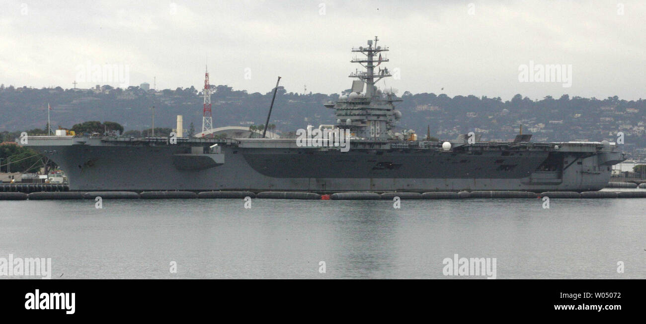 Portaerei USS Nimitz recentemente restituito dal Golfo Persico si trova al posto di ormeggio a Isola del nord stazione navale di San Diego, CA, 11 novembre 2005. (UPI foto/Roger Williams) Foto Stock