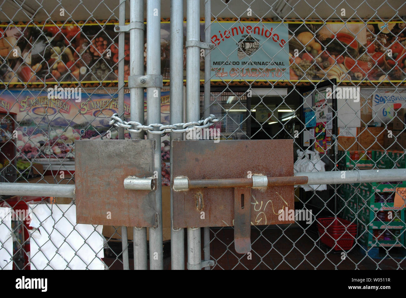 Un mercato messicano chiuso durante le normali ore lavorative in onore delle migliaia di manifestanti radunati presso la U.S.- confine messicano, 1 maggio, 2006, in San Diego comunità di San Ysidro, California, per un giorno con la protesta degli immigrati. Organizzatori chiamato per gli immigrati di boicottare la scuola, il lavoro e fare acquisti per mostrare i loro politici e influenza economica degli Stati Uniti Dibattiti del congresso il rafforzamento di leggi in materia di immigrazione. (UPI foto/Earl S. Cryer) Foto Stock