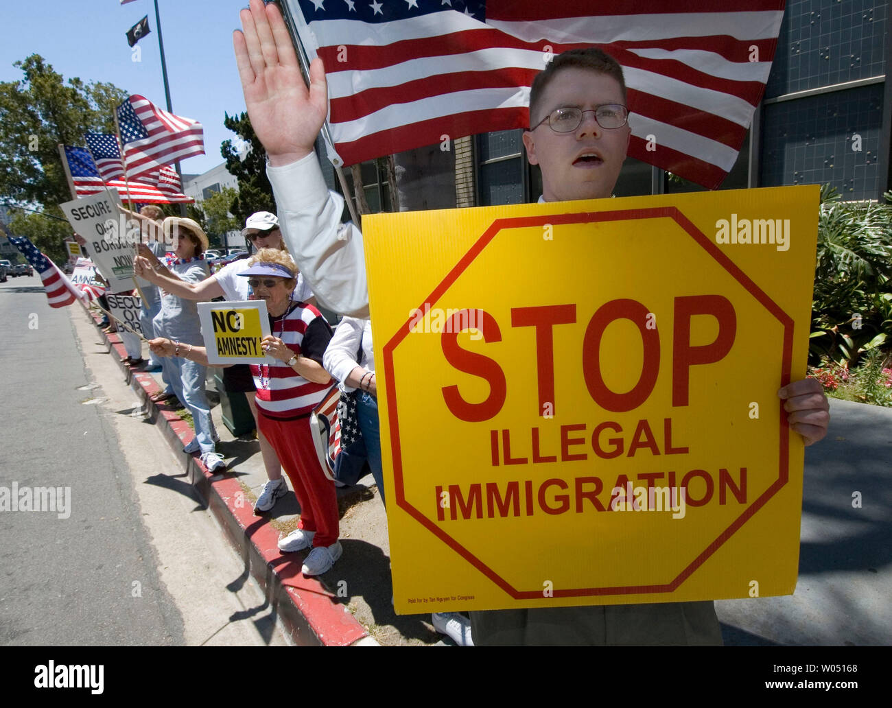 Membri del Minutemen anti-immigrazione protesta di gruppo al di fuori di San Diego, California ufficio del governatore Arnold Schwarzenegger, 3 giugno 2006. Dicono che vogliono più la protezione alle frontiere e che Schwarzenegger, non sta facendo il suo lavoro per proteggerlo. (UPI foto/Earl S. Cryer) Foto Stock