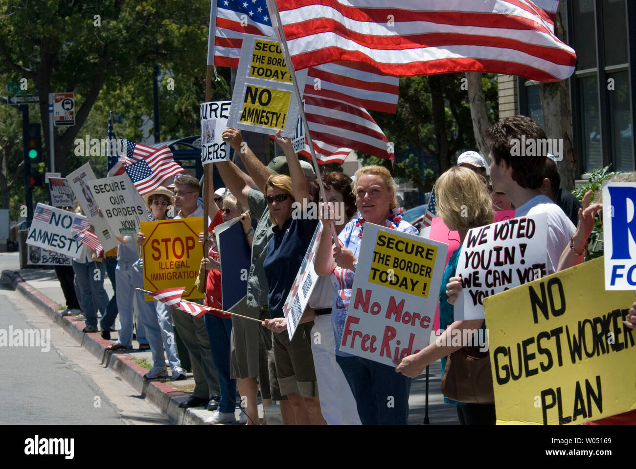Membri del Minutemen anti-immigrazione protesta di gruppo al di fuori di San Diego, California ufficio del governatore Arnold Schwarzenegger, 3 giugno 2006. Dicono che vogliono più la protezione alle frontiere e che Schwarzenegger, non sta facendo il suo lavoro per proteggerlo. (UPI foto/Earl S. Cryer) Foto Stock