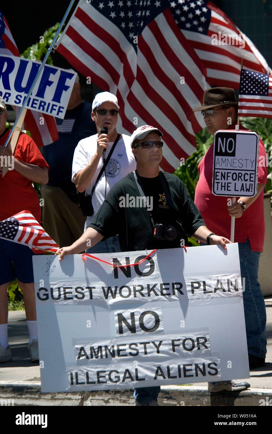 Membri del Minutemen anti-immigrazione protesta di gruppo al di fuori di San Diego, California ufficio del governatore Arnold Schwarzenegger, 3 giugno 2006. Dicono che vogliono più la protezione alle frontiere e che Schwarzenegger, non sta facendo il suo lavoro per proteggerlo. (UPI foto/Earl S. Cryer) Foto Stock