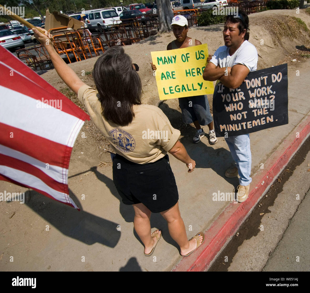 Membri del Minutemen anti-immigrazione protesta di gruppo l'assunzione illegale di giorno fatiche al di fuori di una San Diego California Home Depot, Luglio 23 2006, come giorno messicano fatiche cercando lavoro protesta del contatore. (UPI foto/Earl S. Cryer) Foto Stock