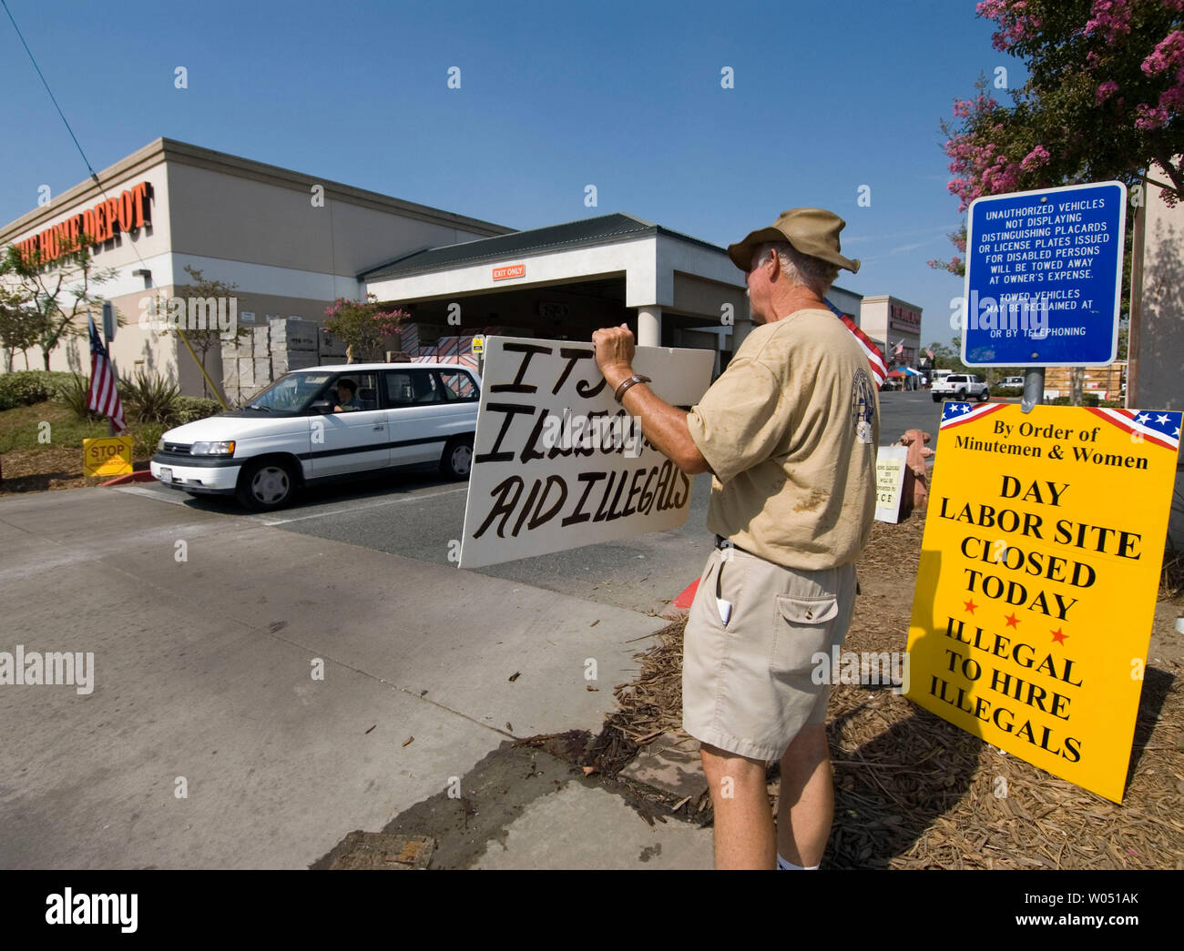 Membri del Minutemen anti-immigrazione protesta di gruppo l'assunzione illegale di giorno fatiche al di fuori di una San Diego California Home Depot, Luglio 23 2006, come giorno messicano fatiche cercando lavoro protesta del contatore. (UPI foto/Earl S. Cryer) Foto Stock