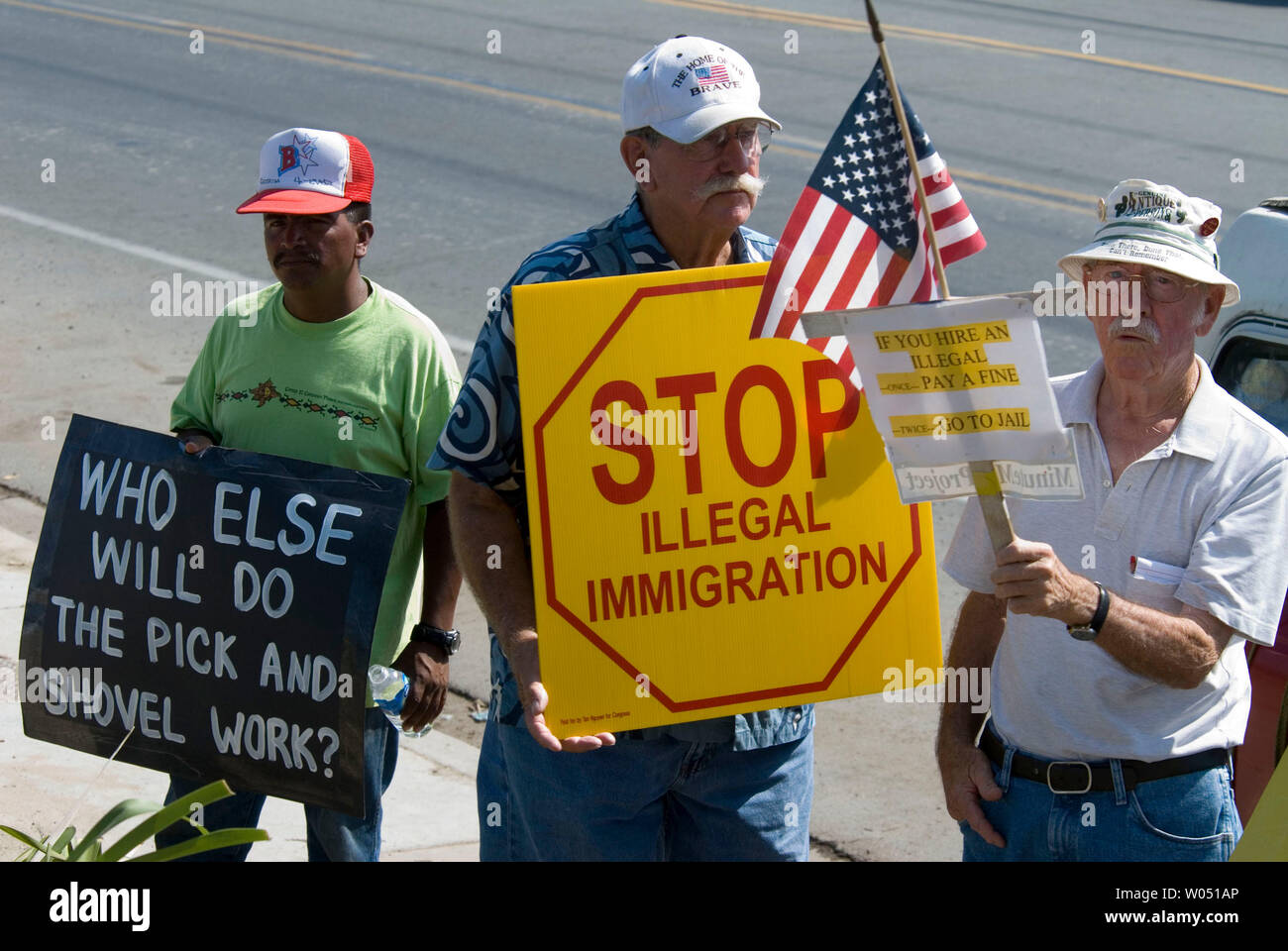 Membri del Minutemen anti-immigrazione protesta di gruppo l'assunzione illegale di giorno fatiche al di fuori di una San Diego California Home Depot, Luglio 23 2006, come giorno messicano fatiche cercando lavoro protesta del contatore. (UPI foto/Earl S. Cryer) Foto Stock