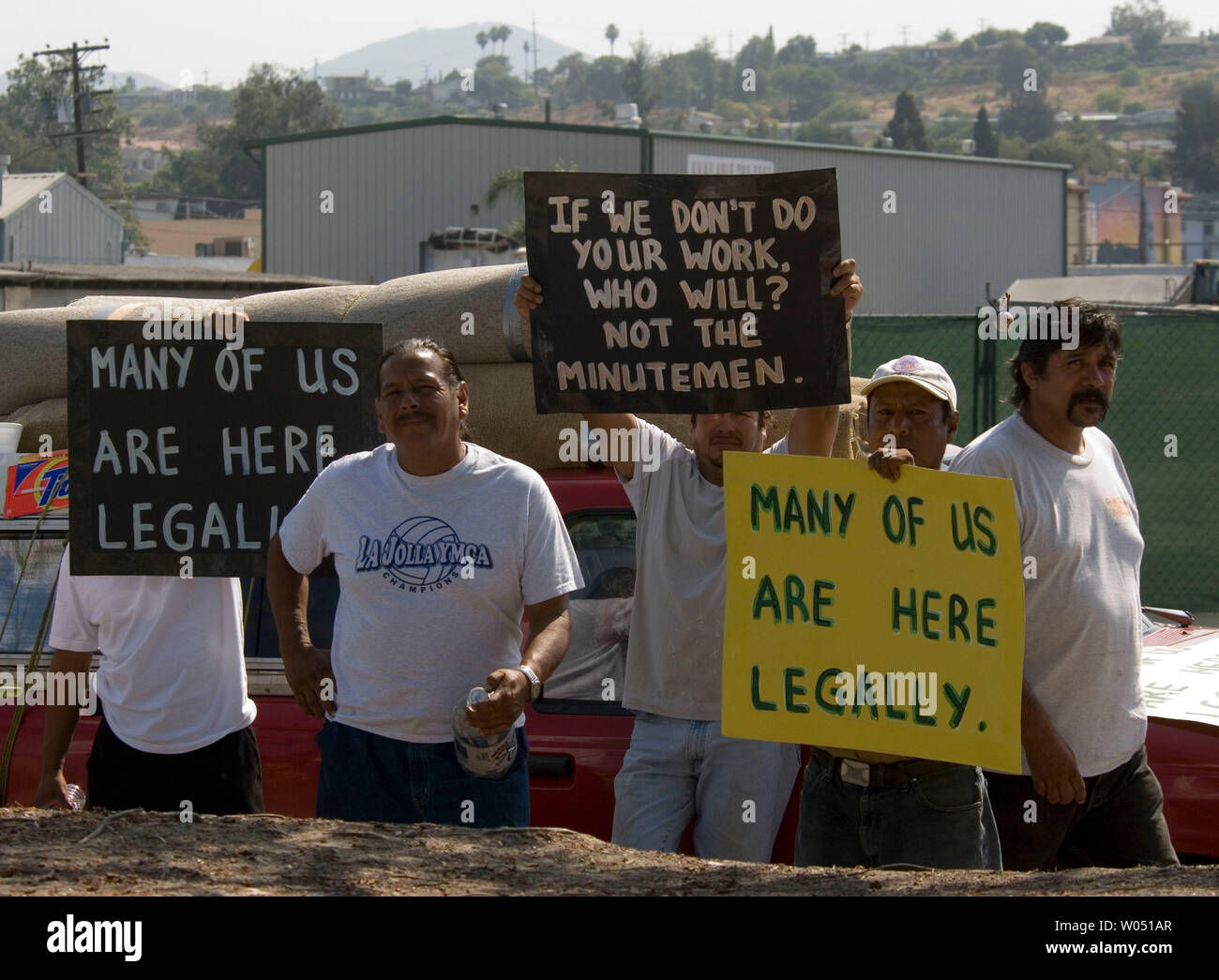 Membri del Minutemen anti-immigrazione protesta di gruppo l'assunzione illegale di giorno fatiche al di fuori di una San Diego California Home Depot, Luglio 23 2006, come giorno messicano fatiche cercando lavoro protesta del contatore. (UPI foto/Earl S. Cryer) Foto Stock