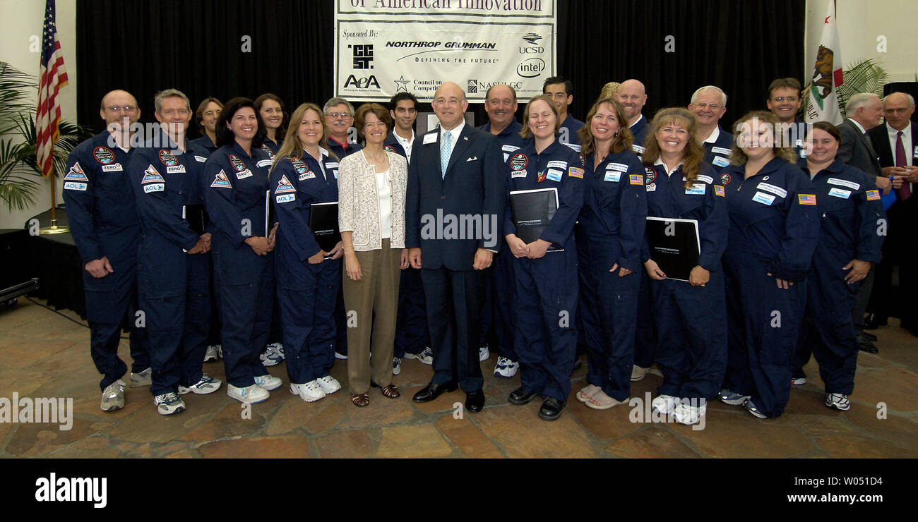 Ex astronauta della NASA Sally Ride (centro sinistra) e Charirman del consiglio di amministrazione e Chief Executive Officer di Northrop Grumman Corporation, Ronald zucchero, (centro destra) pongono con 18 della parte superiore di scienza e insegnanti di matematica presso la West Coast Summit per la Task force sul futuro di innovazione americana presso il San Diego Museo dell'aria e dello spazio a San Diego, la California il 11 agosto 2006. Gli insegnanti sono stati onorati per la loro leadership e successivamente condotti esperimenti scientifici durante il volo in zero G sopra l'Oceano Pacifico mentre partecipate a Northrop Grumman voli leggeri di scoperta. (UPI Phot Foto Stock