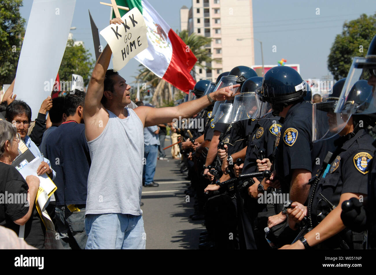 Sheriff deputati e delle forze di polizia locali vegli su di un gruppo di ispanici contro i manifestanti, opponendosi alla anti-illegale-immigrazione gruppo attivista, il San Diego Minutemen, come protestano contro National City, California e il suo sindaco, Nick Inzunza il 23 settembre 2006. Inzunza vuole Nazionale Città, appena a nord del confine messicano per diventare un santuario per gli immigrati clandestini. (UPI foto/Earl S. Cryer) Foto Stock