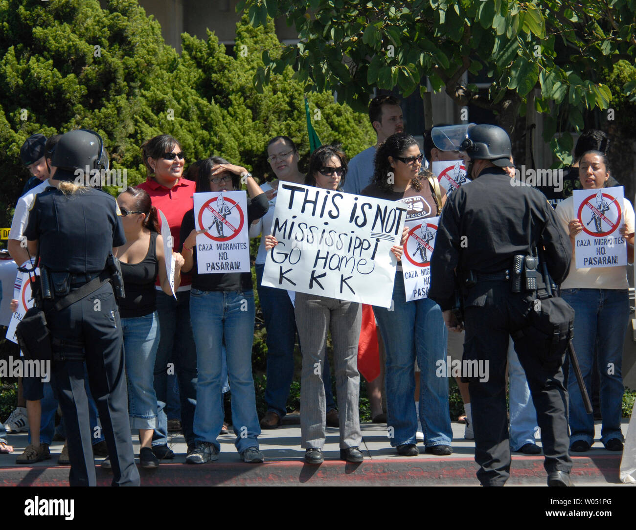 Anti Minutemen e salvare il nostro stato manifestanti radunati fuori del municipio per protestare contro l' immigrazione illegale gruppi, dopo National City, California sindaco, Nick Inzunza firmato un annuncio del 30 settembre 2006 che dichiara questa città a cinque miglia a nord degli Stati Uniti-Messico frontiera un santuario per gli immigrati clandestini. (UPI foto/Earl S. Cryer) Foto Stock