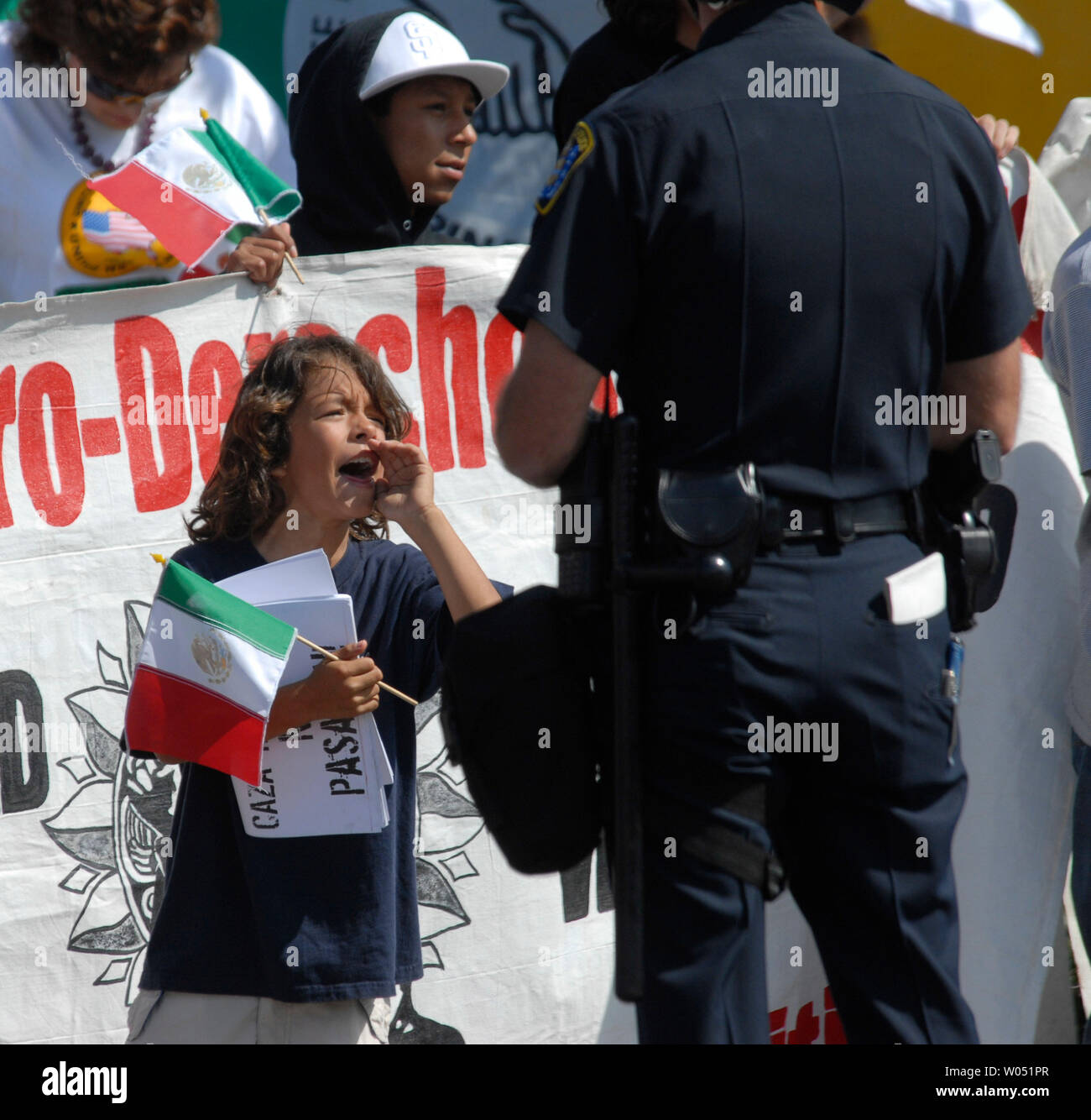 Un giovane ragazzo grida a anti-illegale immigrazione-attivisti che protestavano per la firma di un annuncio da National City, California sindaco, Nick Inzunza, dichiarando la sua città a cinque miglia a nord degli Stati Uniti-Messico frontiera, un santuario per gli immigrati illegali, Settembre 30, 2006 in National City, California. Centinaia di Minutemen e salvare il nostro stato manifestanti radunati fuori del municipio solo per essere heckled dai sostenitori di Inzunza, tutti sotto la protezione della polizia. (UPI foto/Earl S. Cryer) Foto Stock