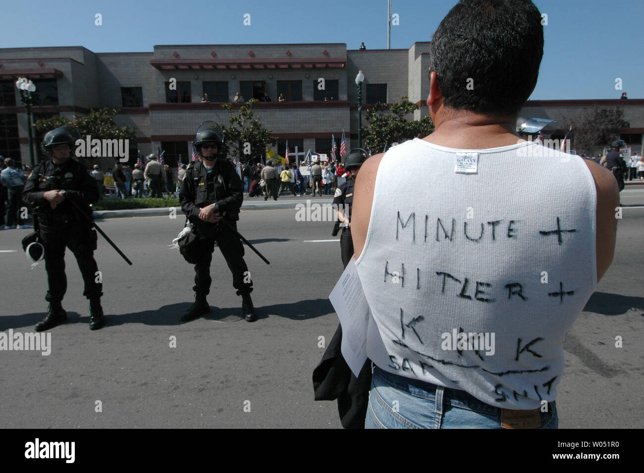 Anti Minutemen e salvare il nostro stato manifestanti radunati fuori del municipio per protestare contro l' immigrazione illegale gruppi, dopo National City, California sindaco, Nick Inzunza firmato un annuncio del 30 settembre 2006 che dichiara questa città a cinque miglia a nord degli Stati Uniti-Messico frontiera un santuario per gli immigrati clandestini. (UPI foto/Earl S. Cryer) Foto Stock