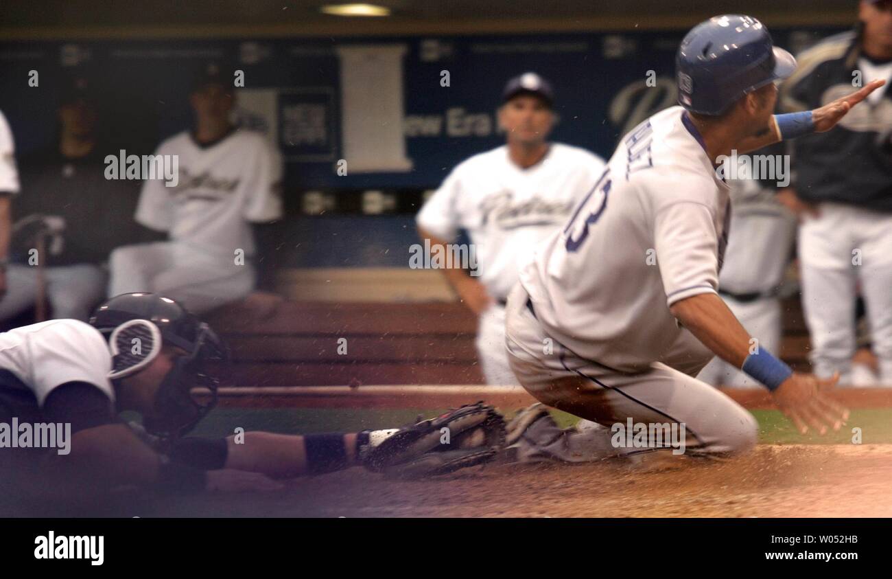 Los Angeles Dodgers infielder Wilson Valdez punteggi giochi vincente nel xvii inning, venendo in su una doppia dal primo baseman Brady Clark come San Diego Padres catcher Rob Bowen tenta di applicare il tag a Petco Park di San Diego il 29 aprile 2007. Il Dodgers battere i Padres da 5 a 4. (UPI foto/Roger Williams) Foto Stock