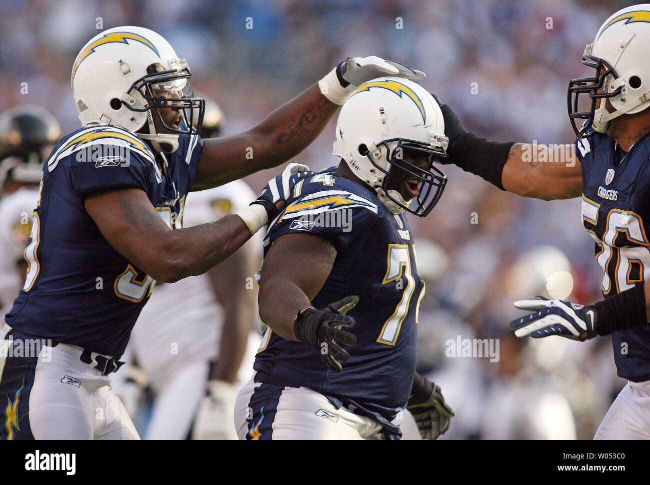 San Diego Chargers difensivo fine Jacques Cesaire (C) si congratula dopo aver apportato un sacco nel secondo trimestre da linebacker Shaun Phillips (L) e linebacker Shawne Merriman contro i Baltimore Ravens presso Qualcomm Stadium di San Diego il 25 novembre 2007. (UPI foto/Robert Benson) Foto Stock