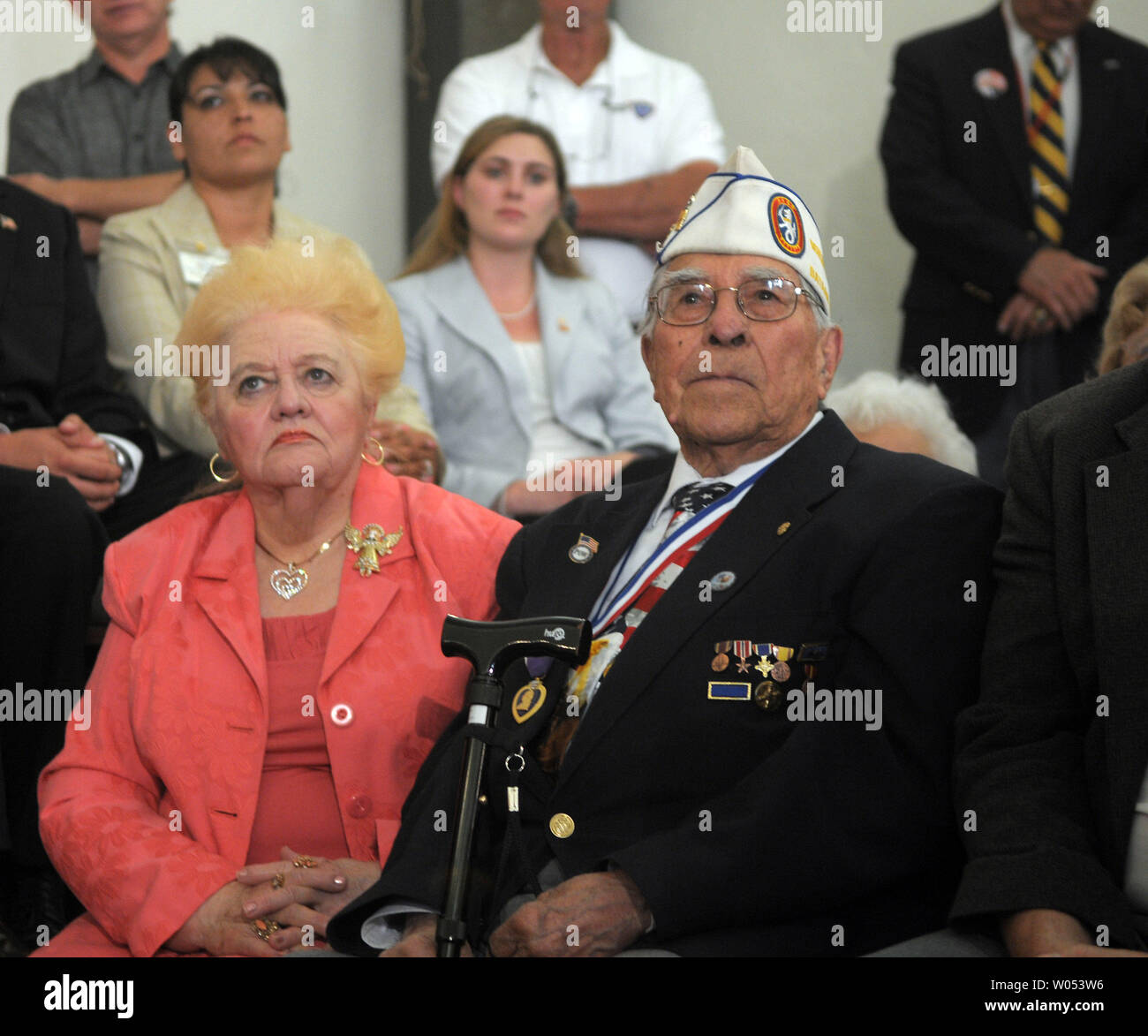 Novantadue anni di veterano e Bataan morte marzo superstite Carlos Montoya e sua moglie Betty guarda su come candidato presidenziale repubblicano, John McCain, R-Ariz. parla durante un VFW municipio incontro Marzo 24, 2008, in Chula Vista, California. (UPI foto/Earl S. Cryer) Foto Stock