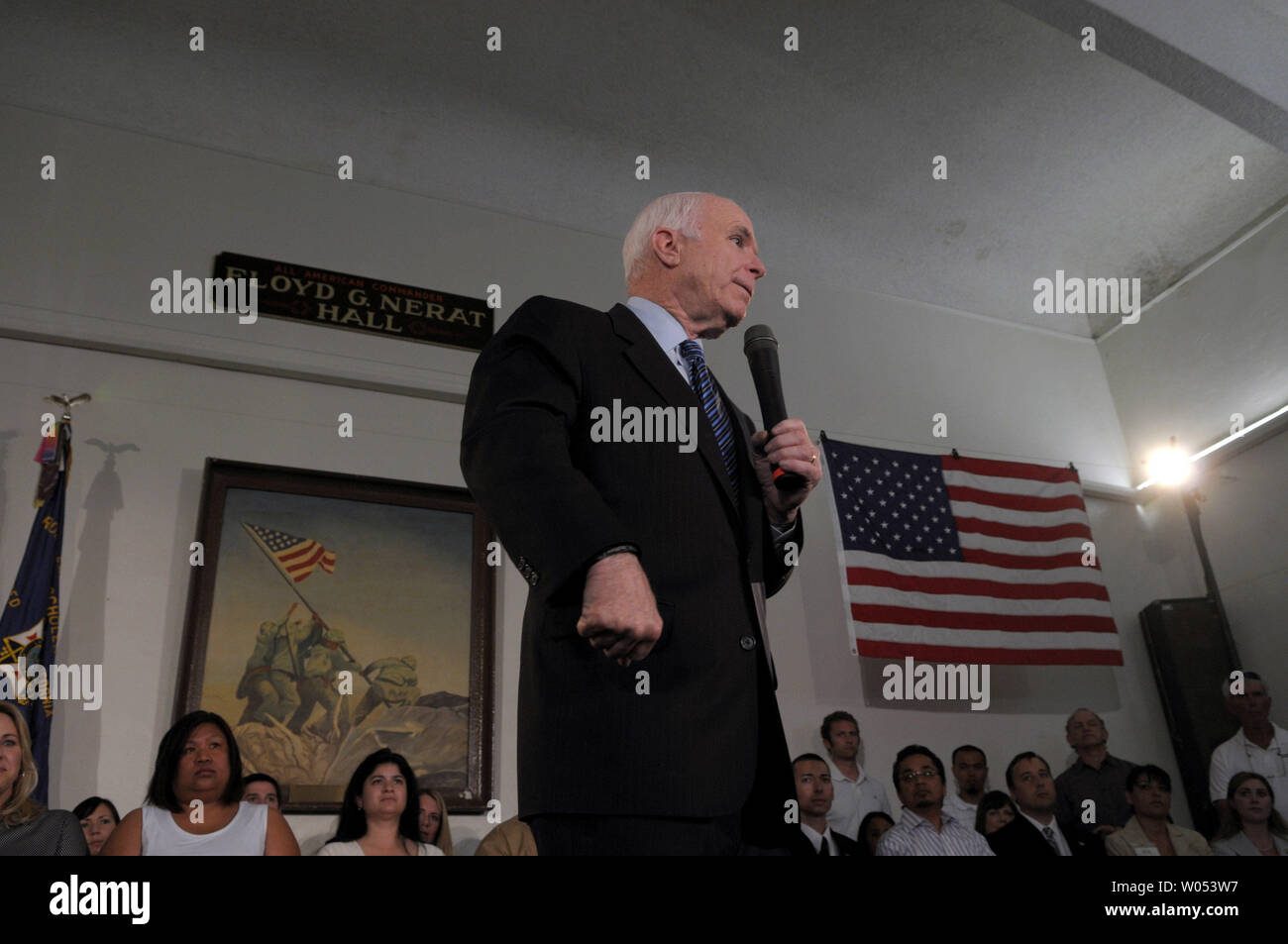Candidato presidenziale repubblicano, John McCain, R-Ariz., parla durante un VFW municipio incontro Marzo 24, 2008, in Chula Vista, California. (UPI foto/Earl S. Cryer) Foto Stock