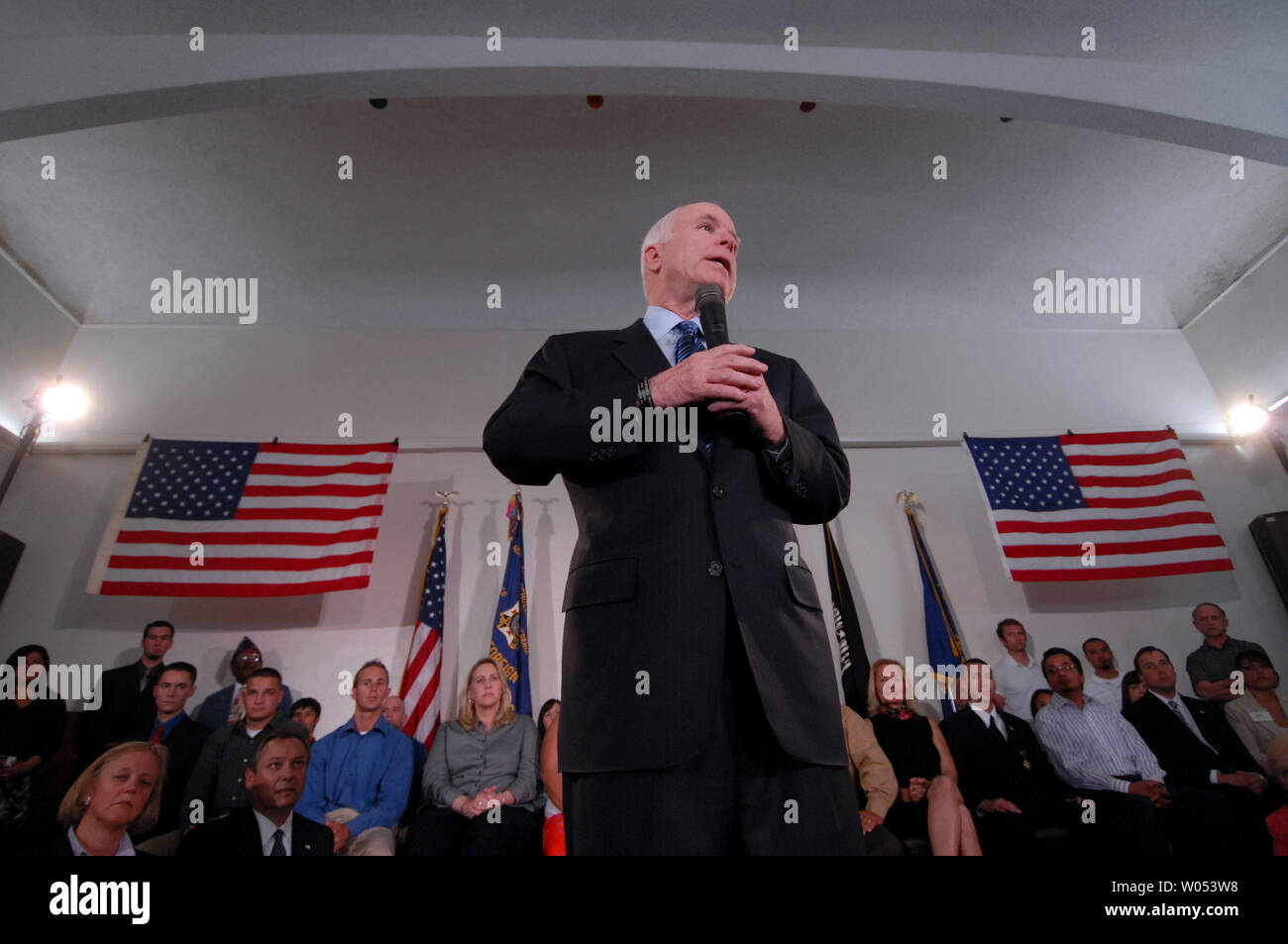 Candidato presidenziale repubblicano, John McCain, R-Ariz., parla durante un VFW municipio incontro Marzo 24, 2008, in Chula Vista, California. (UPI foto/Earl S. Cryer) Foto Stock