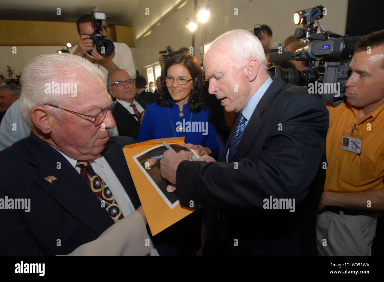 Candidato presidenziale repubblicano, John McCain, R-Ariz., destro, segni un autografo dopo aver parlato a VFW municipio incontro Marzo 24, 2008, in Chula Vista, California. (UPI foto/Earl S. Cryer) Foto Stock