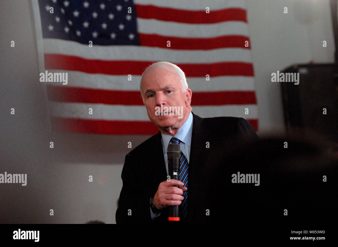 Candidato presidenziale repubblicano, John McCain, R-Ariz., parla durante un VFW municipio incontro Marzo 24, 2008, in Chula Vista, California. (UPI foto/Earl S. Cryer) Foto Stock