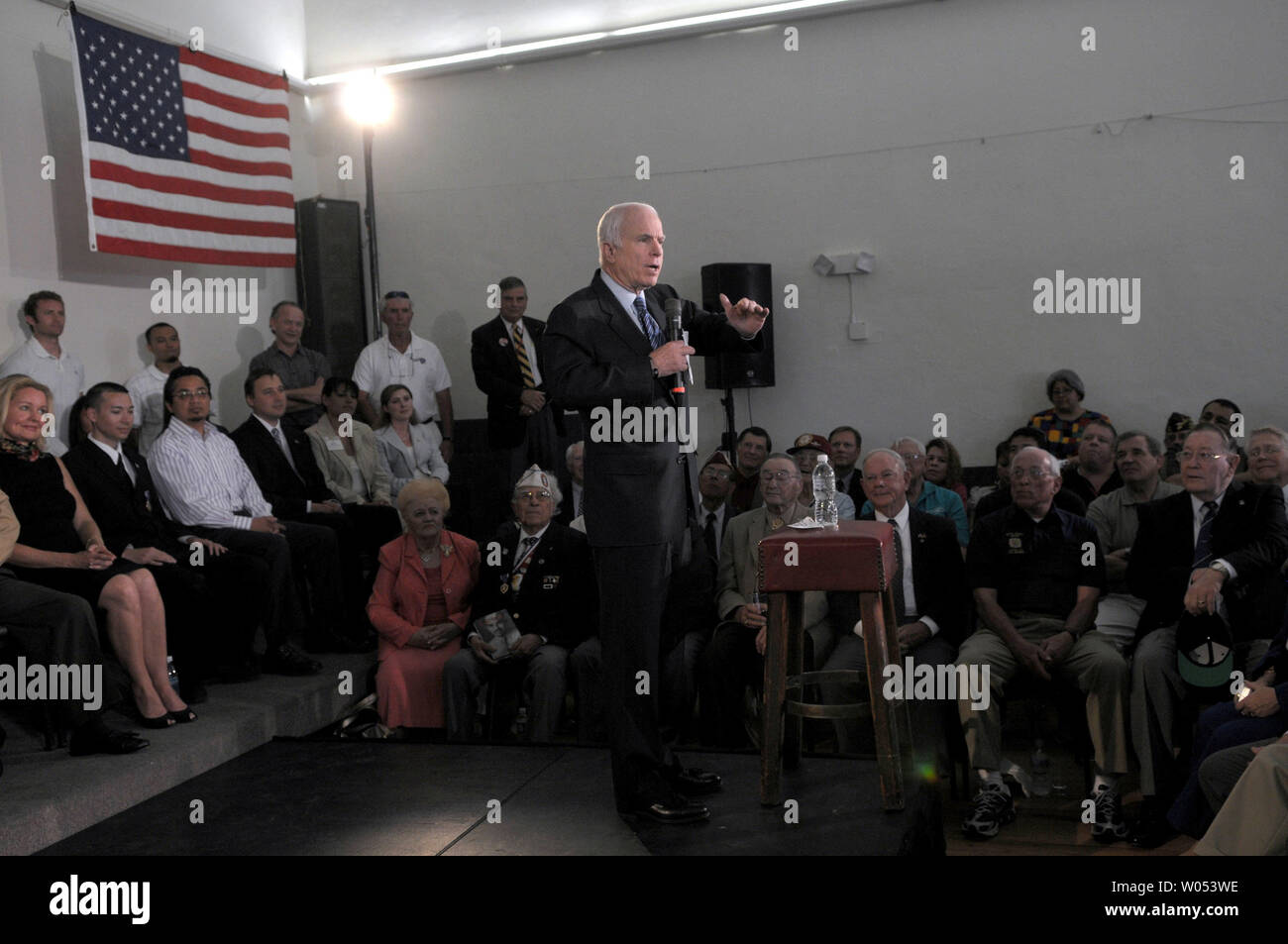 Candidato presidenziale repubblicano, John McCain, R-Ariz., parla durante un VFW municipio incontro Marzo 24, 2008, in Chula Vista, California. (UPI foto/Earl S. Cryer) Foto Stock