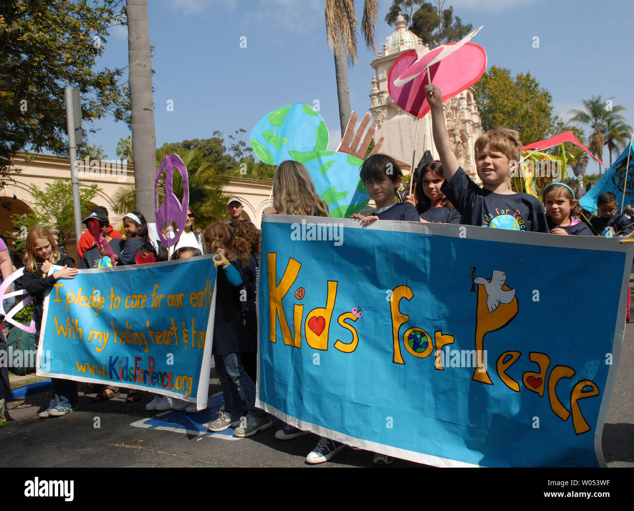 I bambini per la pace marzo in un corteo durante una celebrazione della Giornata della Terra. Oltre 60 mila persone frequentano il xix annuale Giornata della Terra terra fiera in Balboa Park, Aprile 20, 2008 in San Diego. La fiera offre una parata e oltre 200 ambientali, terra-friendly e della qualità della vita presenta. (UPI foto/Earl S. Cryer) Foto Stock