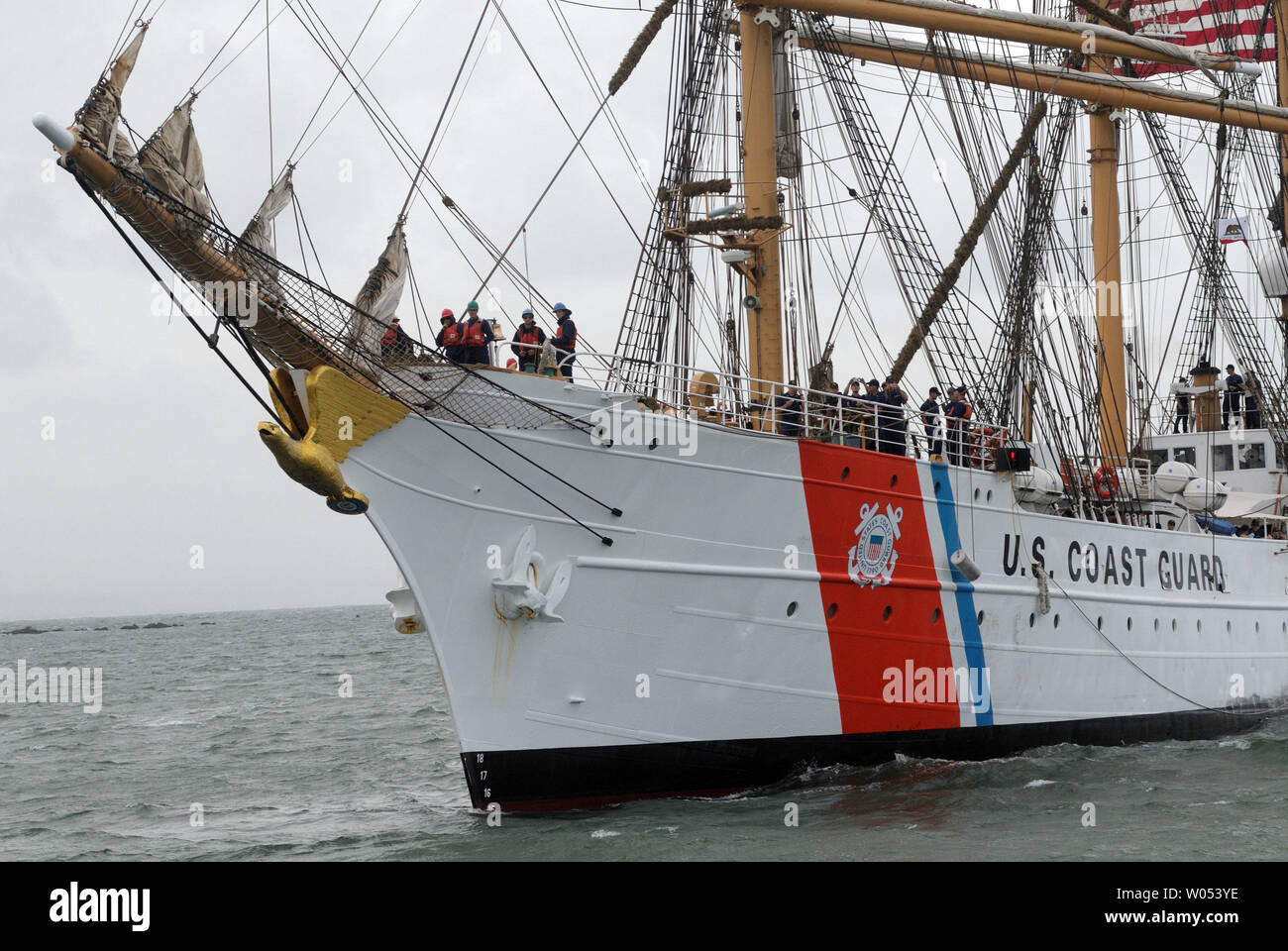 La United States Coast Guard di Tall Ship Eagle tira nella baia di San Diego il 23 maggio 2008 durante un west coast visita. L'Aquila, l'unica piazza-truccate nave a vela nel governo degli Stati Uniti, servizio era stato originariamente commissionato il Horst Wessel nel 1936 dalla Germania nazista dove è stato uno dei tre navi di formazione utilizzato per addestrare i Cadetti della marina. Preso come un premio di guerra da parte degli Stati Uniti nel 1946 e rinominati, l'Aquila ora consente la protezione di litorale di futuri ufficiali di applicare la navigazione, ingegneria e formazione alla leadership ricevono nelle classi al Coast Guard Academy per difficoltà reali sul mare Foto Stock