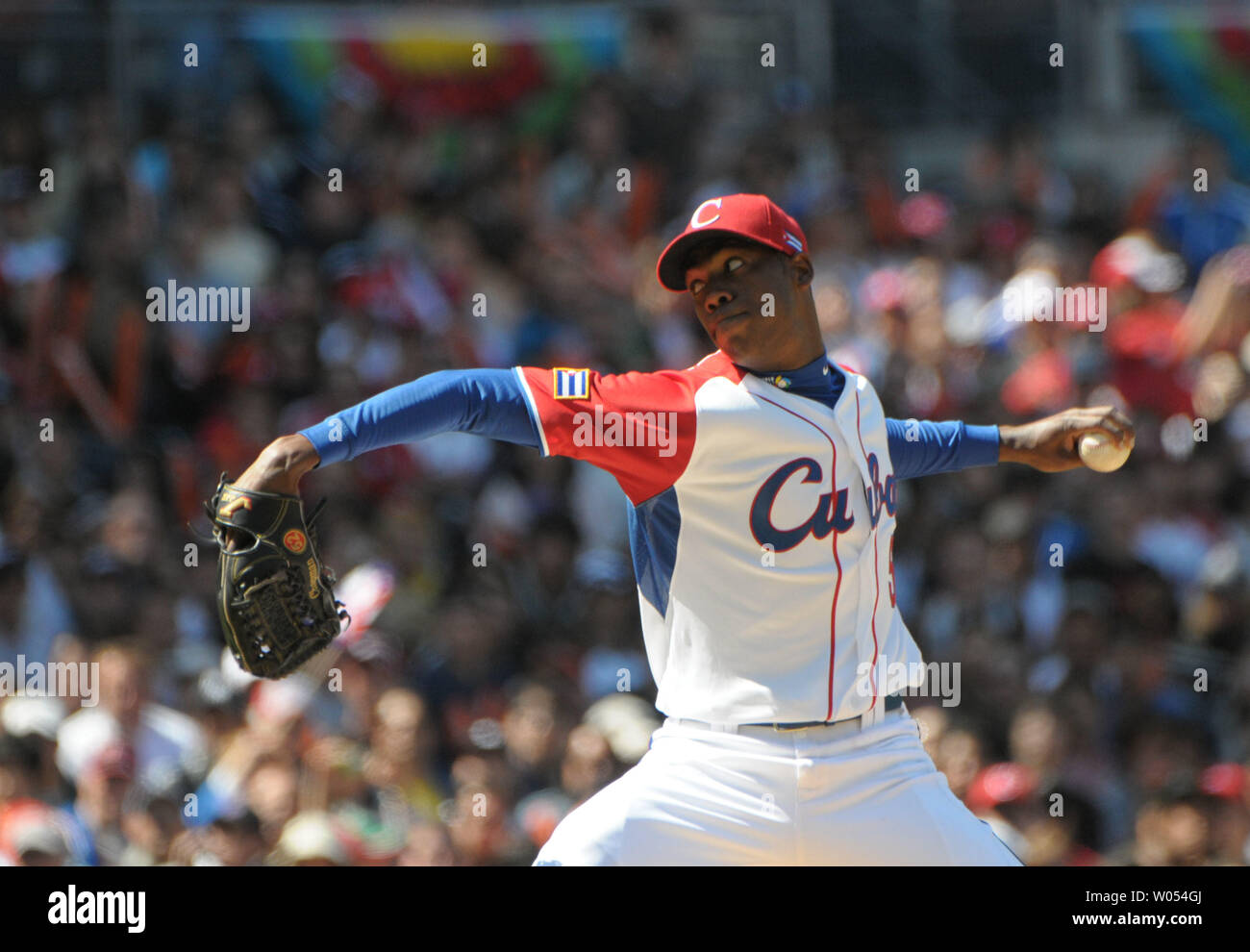 Brocca Alberto Chapman De La Cruz del baseball cubani team lancia la palla come Cuba svolge il Giappone a Petco Park durante il World Baseball Classic in San Diego il 15 marzo 2009. ( UPI foto/Earl S. Cryer) Foto Stock