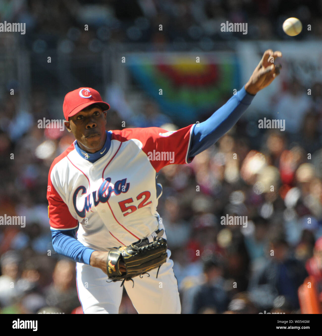 Brocca Alberto Chapman De La Cruz del baseball cubani team lancia la palla come Cuba svolge il Giappone a Petco Park durante il World Baseball Classic in San Diego il 15 marzo 2009. ( UPI foto/Earl S. Cryer) Foto Stock