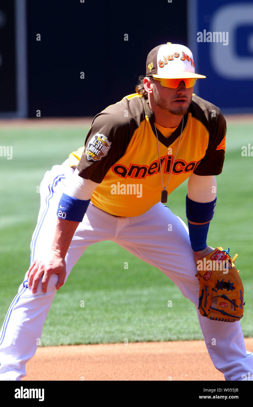 American League All-Star terzo baseman Josh Donaldson, del Toronto Bluejays tenendo infield durante la pratica di ovatta la 87th MLB All-Star Game al Petco Park di San Diego, in California, il 12 luglio 2016. La American League ha sconfitto la Lega Nazionale 4-2. Foto di Howard Shen/UPI Foto Stock