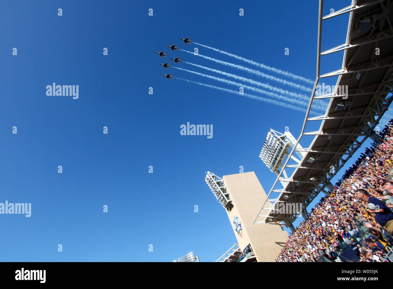 Il USAF aria squadrone dimostrativo ("Thunderbirds') vola sopra durante la 87th MLB All-Star Game al Petco Park di San Diego, in California, il 12 luglio 2016. La American League ha sconfitto la Lega Nazionale 4-2. Foto di Howard Shen/UPI Foto Stock
