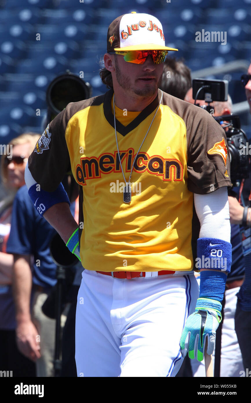 American League All-Star terzo baseman Josh Donaldson, del Toronto Bluejays attende il suo turno di battuta durante la pratica del 87th MLB All-Star Game al Petco Park di San Diego, in California, il 12 luglio 2016. La American League ha sconfitto la Lega Nazionale 4-2. Foto di Howard Shen/UPI Foto Stock