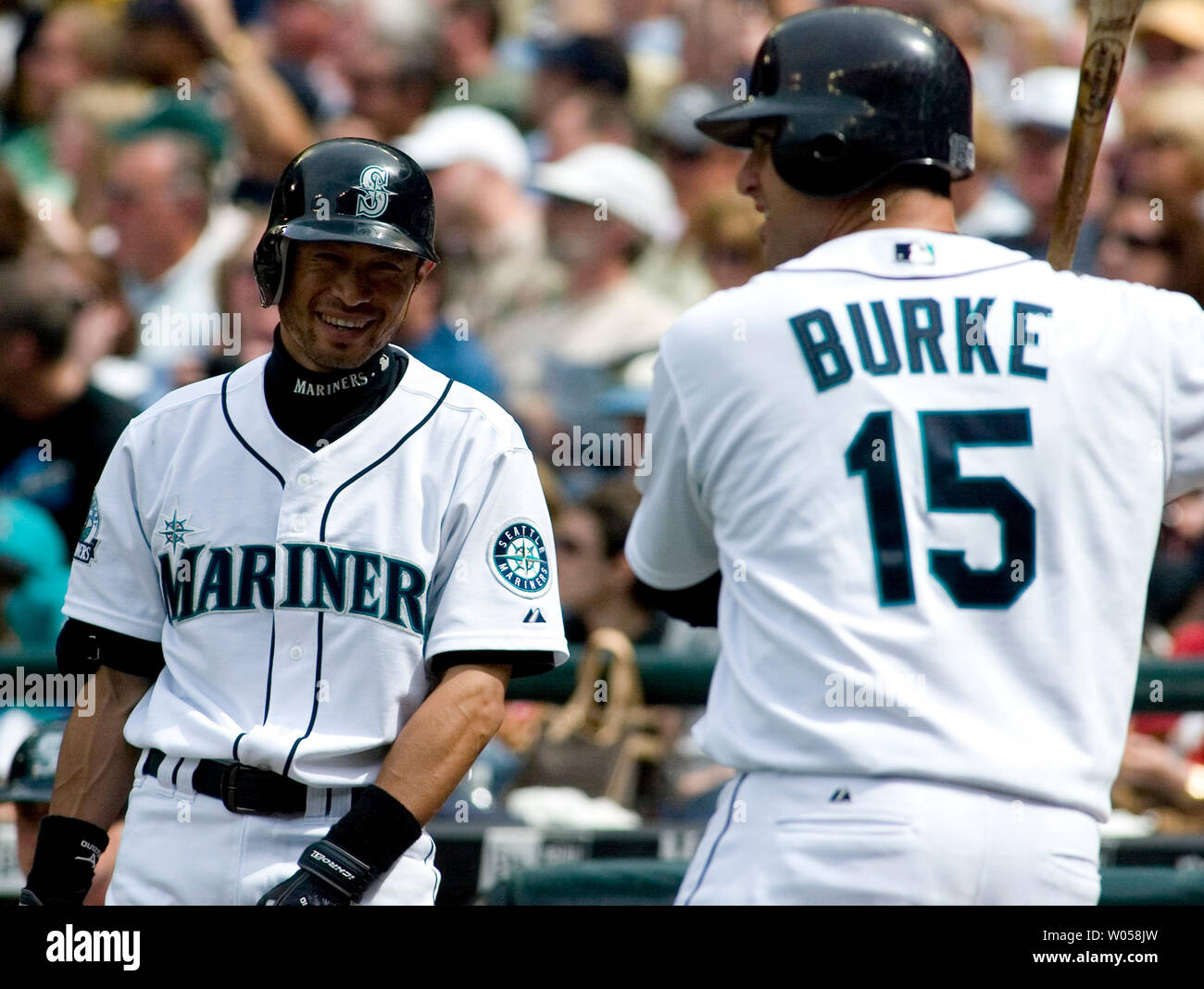 Seattle Mariners' Ichiro Suzuki del Giappone (L) e Jamie Burke condividere una risata prima di battere contro il Boston Red Sox nella sesta inning al Safeco Field di Seattle il 27 giugno 2007. Seattle beat Boston 2-1 in undici inning. (UPI foto/Jim Bryant) Foto Stock