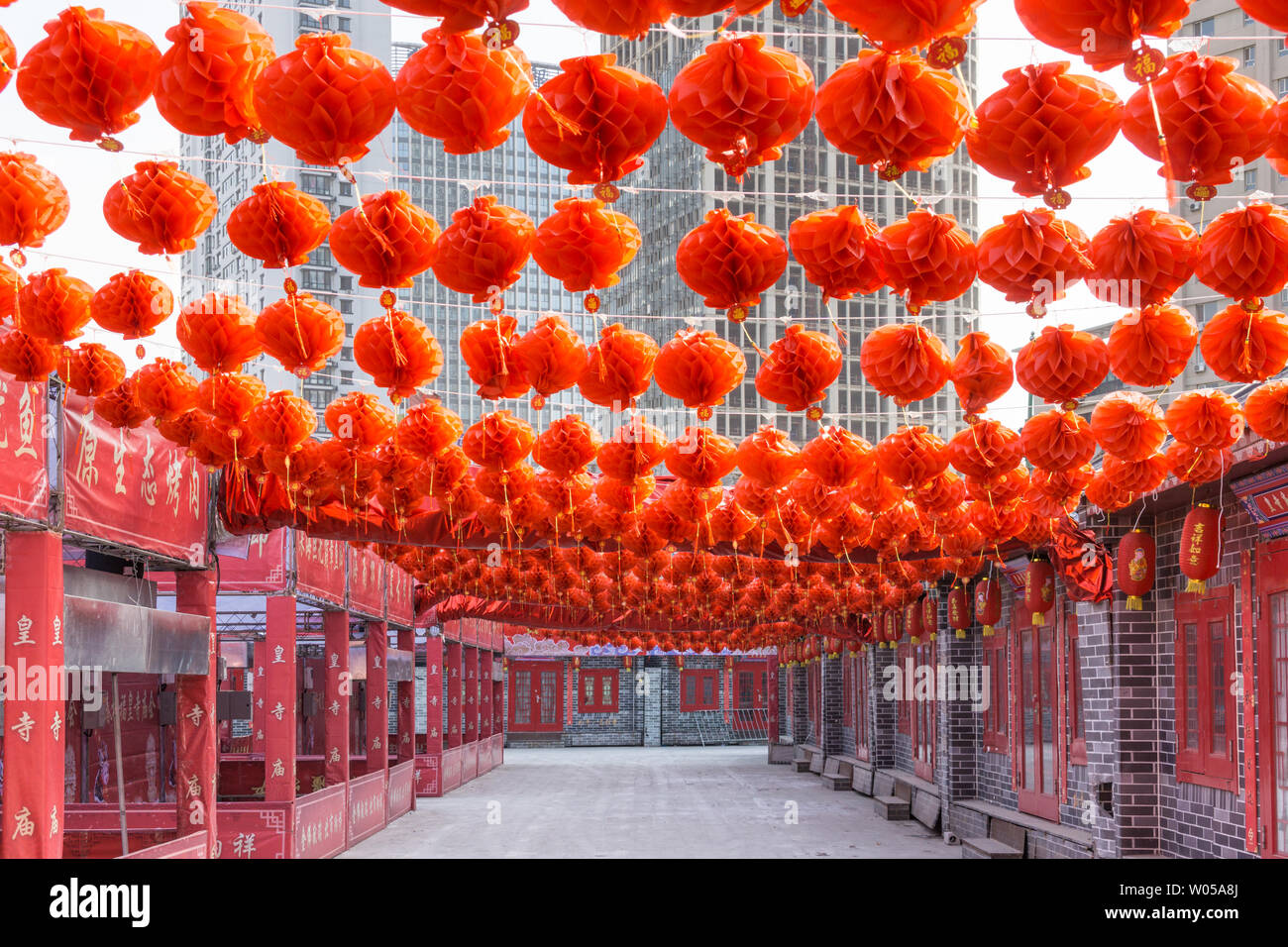 Edifici antichi e lanterne rosse presso il Tempio Imperiale Fair di Shenyang, Cina Foto Stock