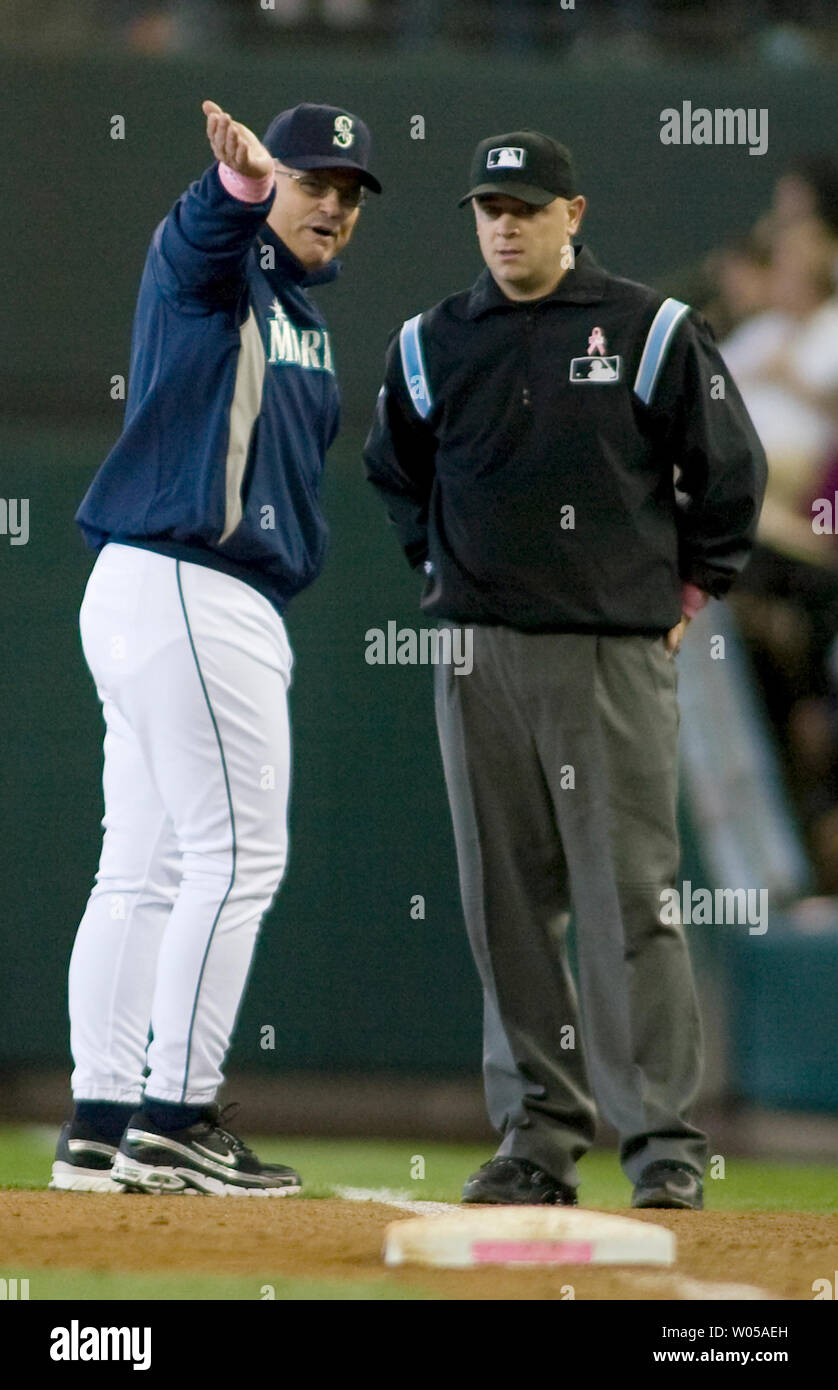Seattle Mariners' manager John McLaren (L) sostiene un doppio gioco chiamata effettuata dalla prima base arbitro Scott Barry nella terza inning al Safeco Field di Seattle, 11 aprile 2008. I marinai Beat the White Sox 6-3. (UPI foto/Jim Bryant) Foto Stock