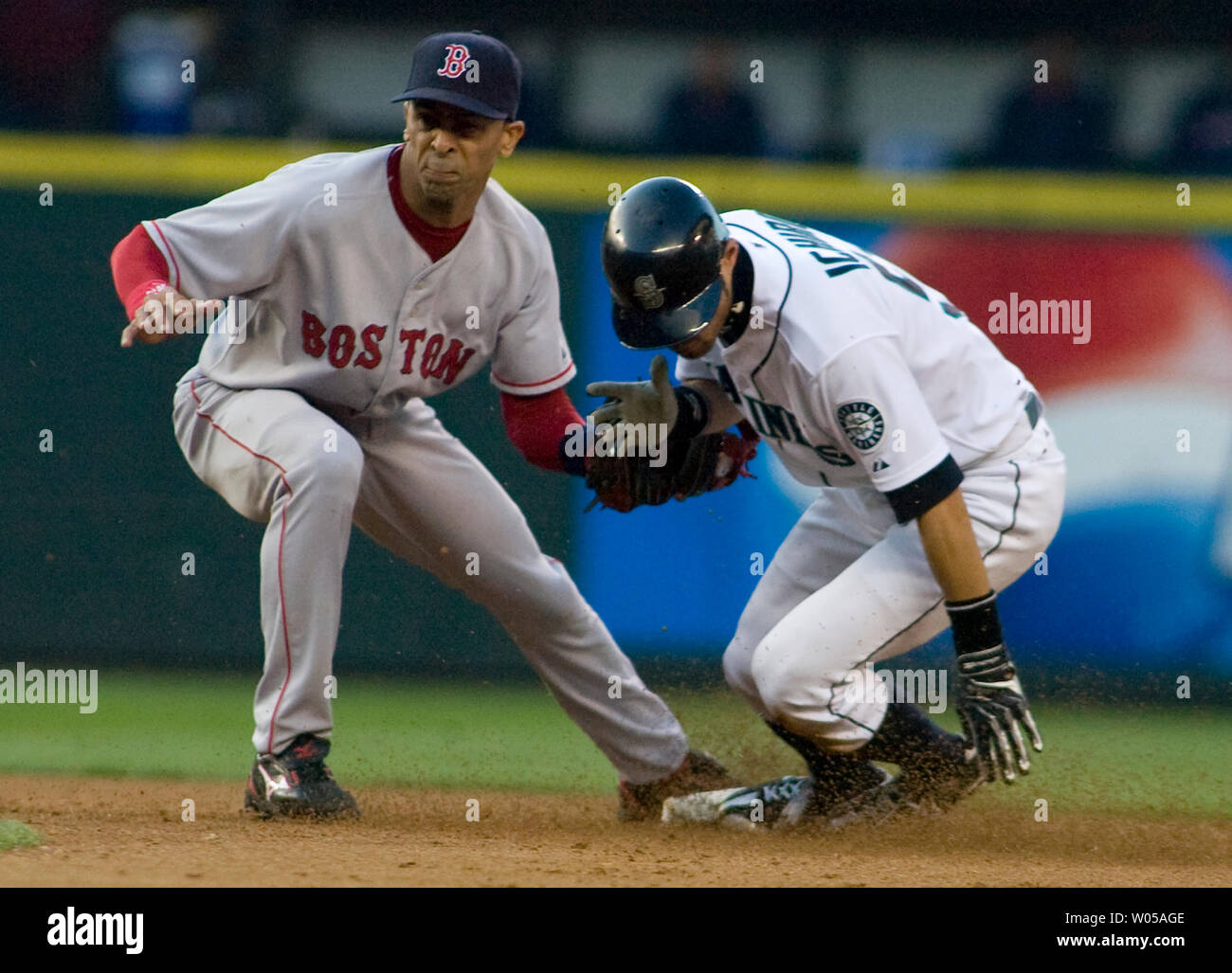 Seattle Mariners' Ichiro Suzuki, del Giappone, (R) safetly ruba la seconda base come Boston Red Sox interbase Julio Lugo si applica il tag nel primo inning al Safeco Field di Seattle Maggio 27, 2008. I Seattle Mariners Beat the Boston Red Sox 4-3 al termine di una stagione-alta sette-serie di sconfitte del gioco. (UPI foto/Jim Bryant) Foto Stock