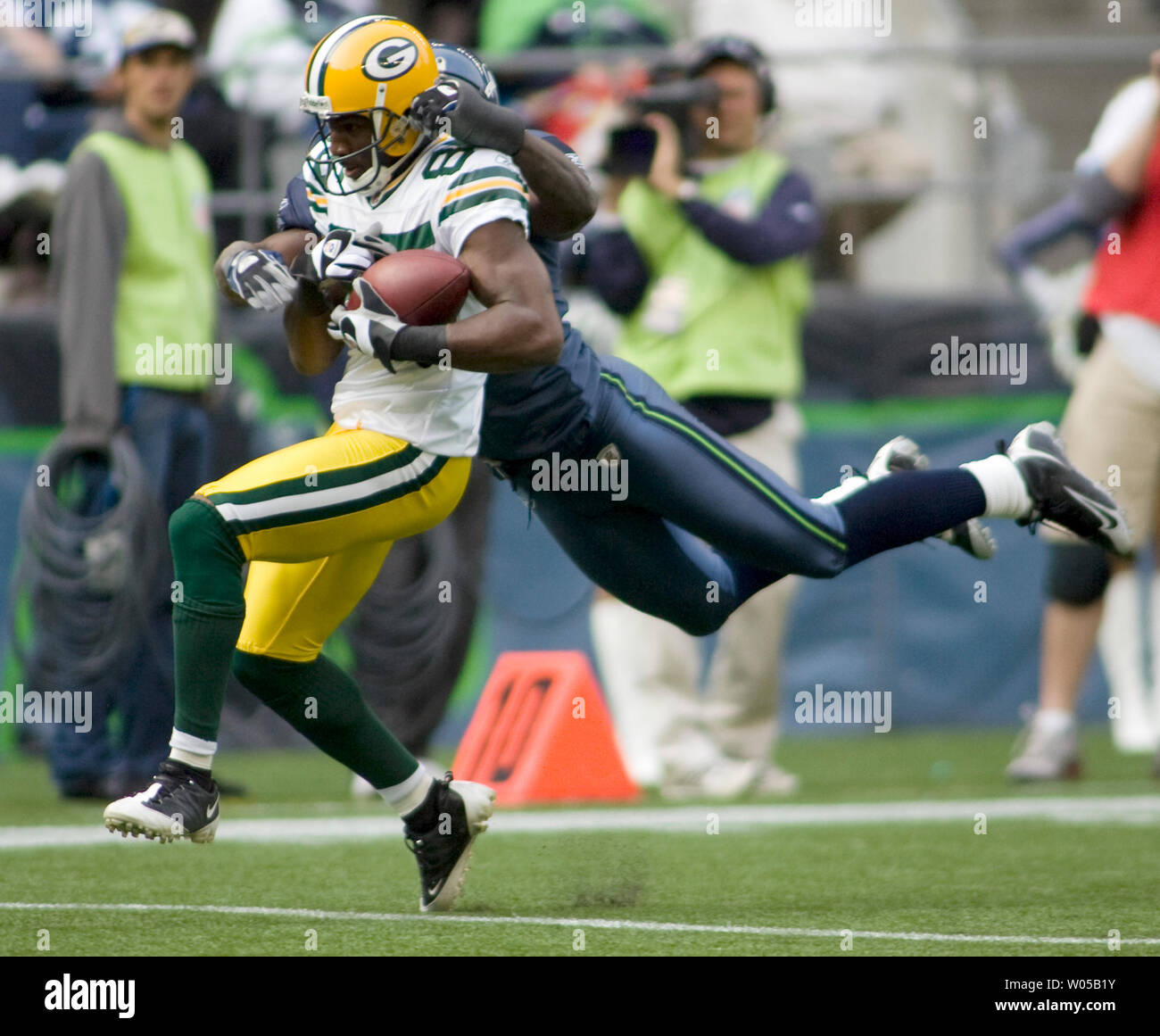 Green Bay Packers wide receiver Greg Jennings, sinistra, porta Seattle Seahawks cornerback Marcus Trufant dopo il traino in un 45-cantiere pass per un touchdown nel terzo trimestre a Qwest Field a Seattle il 12 ottobre 2008. Jennings catturato cinque passaggi per 84 metri e un touchdown nel Packers 27-10 conquistare il Seahawks. (UPI foto/Jim Bryant) Foto Stock