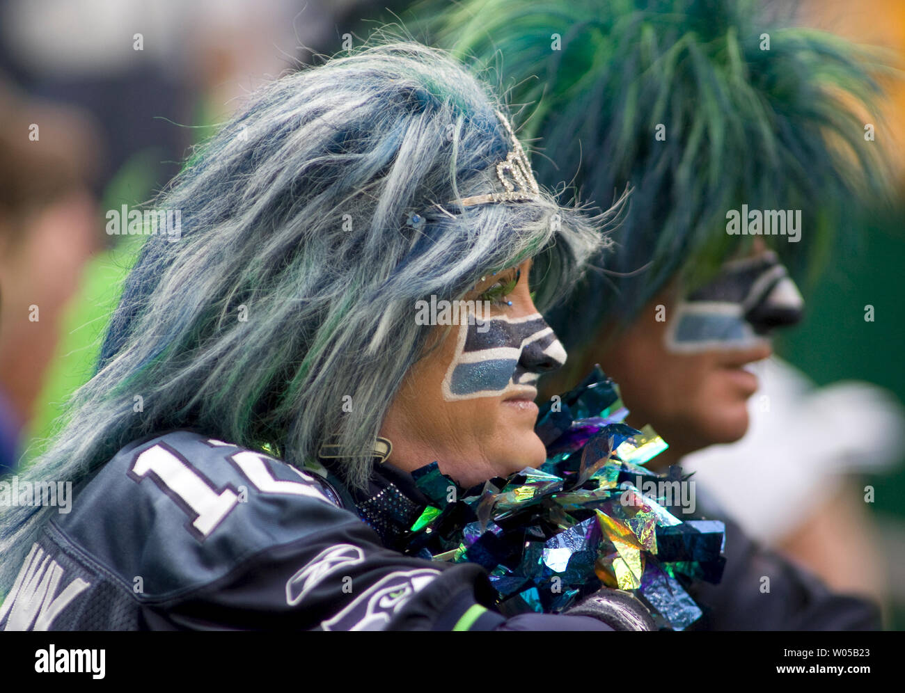 Seattle Seahawks superfans Jeff e DeDe Schumaier mostrano la loro frustrazione nel 27-17 perdita per il Green Bay Packers a Qwest Field a Seattle il 12 ottobre 2008. Essi sembrano piuttosto tipico gioco fino al giorno, cioè quando si trasformano in il sig. e la Sig.ra Seahawk, una coppia di tutto-ma-normale Seattle NFL fan. La loro casa è coperto dal pavimento al soffitto con Seahawks cimeli e merchandise -- da Beanie neonati per palloni autografati. E non solo una camera, ma ogni camera è coperto -- il bagno con il suo blue Seahawks tenda, asciugamani da bagno e asciugamani. Destra in basso verso il blu e GRE Foto Stock
