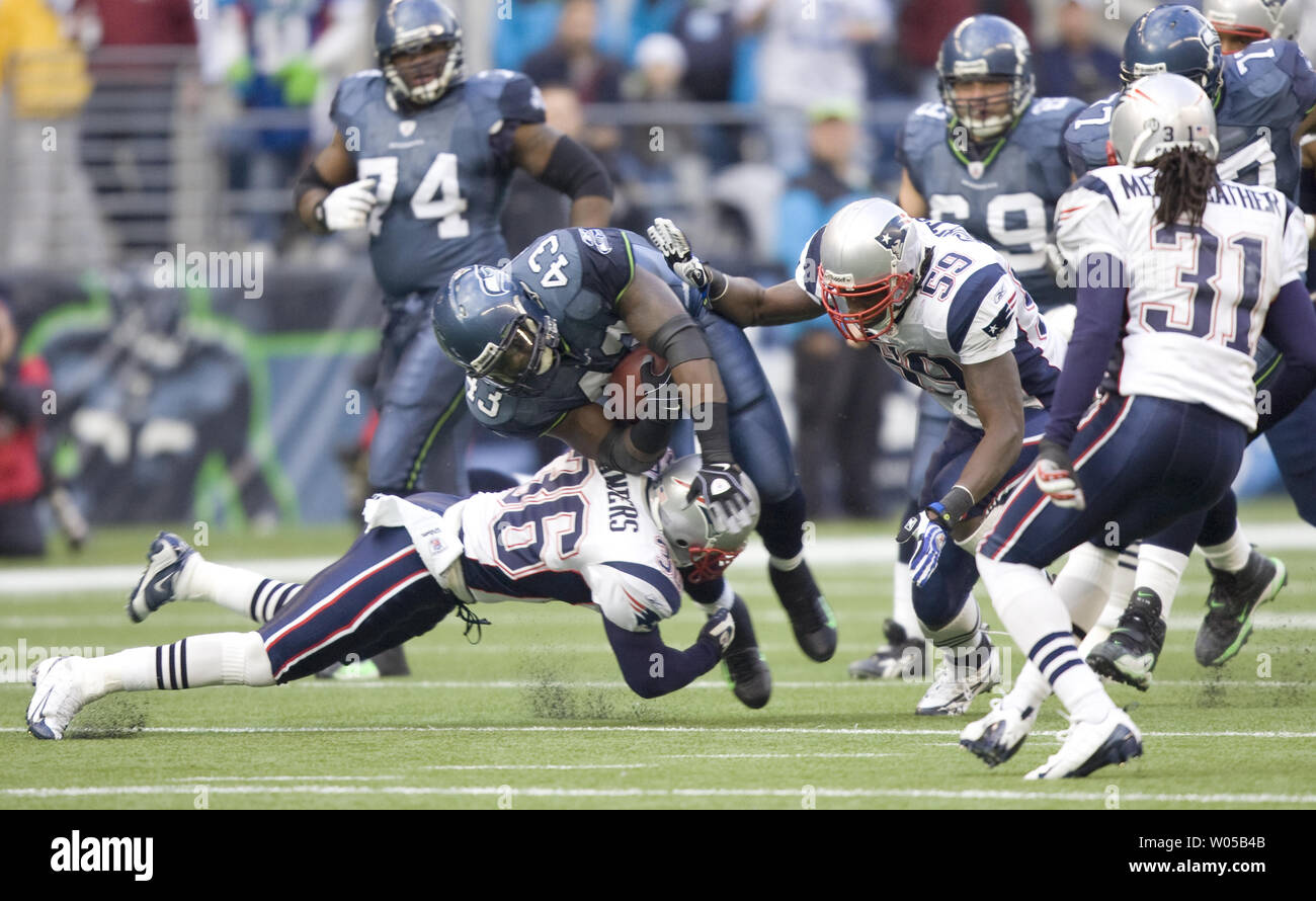 New England Patriots sicurezza James Sanders (L) affronta Seattle Seahawks fullback Leonard tessitore Tessitore dopo aver funzionato per 15 metri per un primo verso il basso nel primo trimestre a Qwest Field di Seattle il 7 dicembre 2008. I patrioti hanno battuto il Seahawks 24-21. (UPI foto/Jim Bryant) Foto Stock